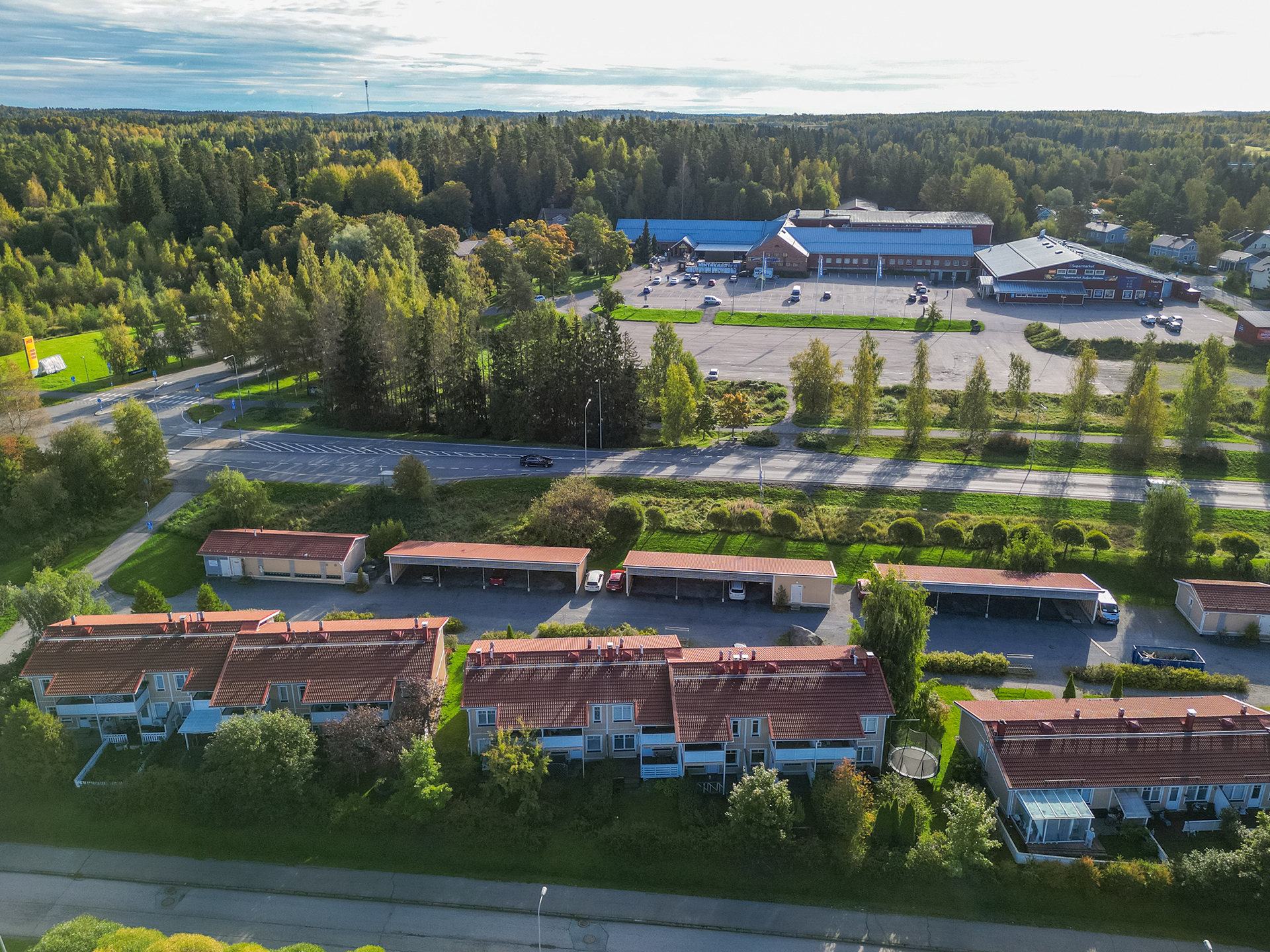 Linja-autopysäkki ihan vieressä ja Kuljun kartano lähes naapurissa