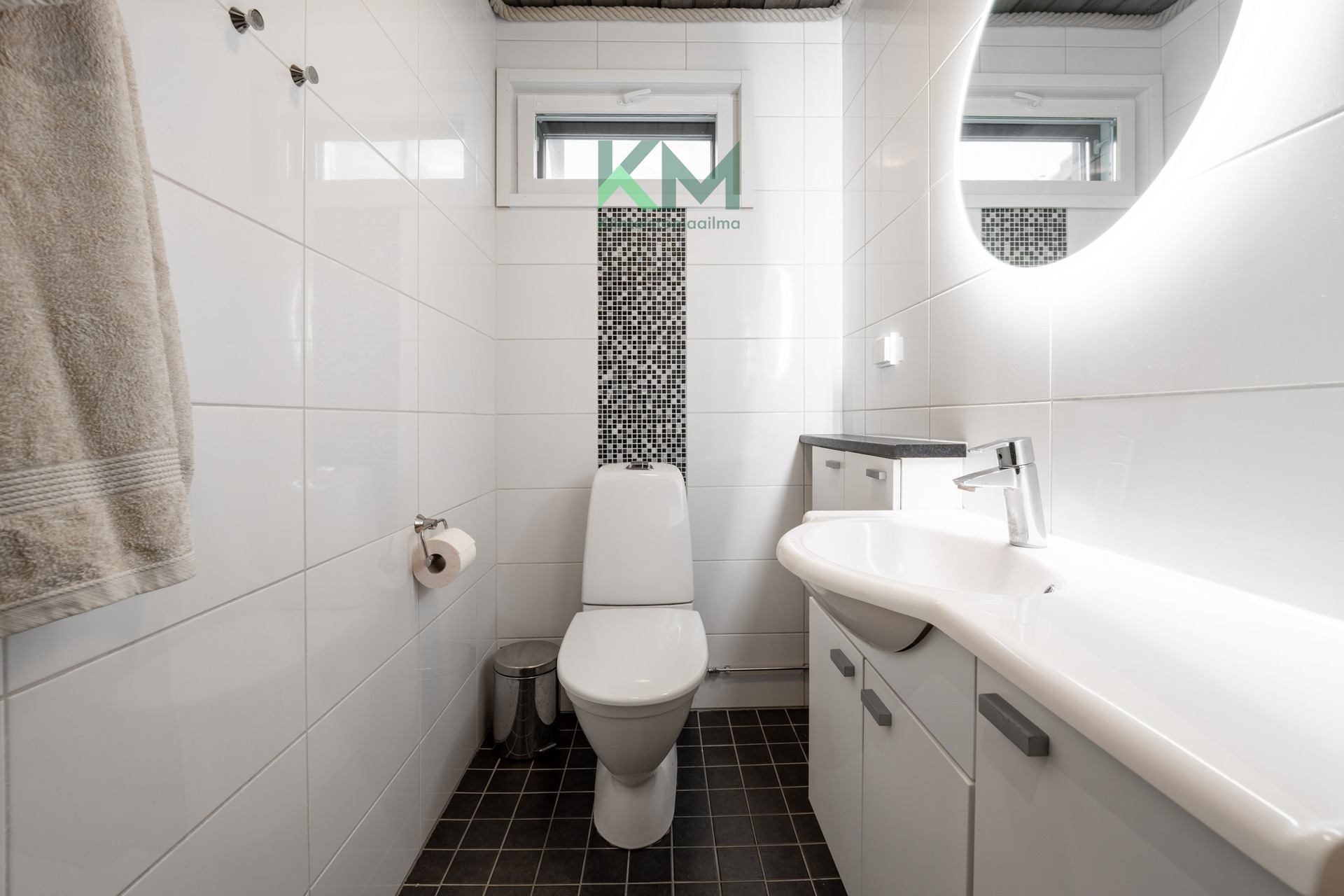 Erillinen wc alakerran kylpyhuoneen yhteydessä