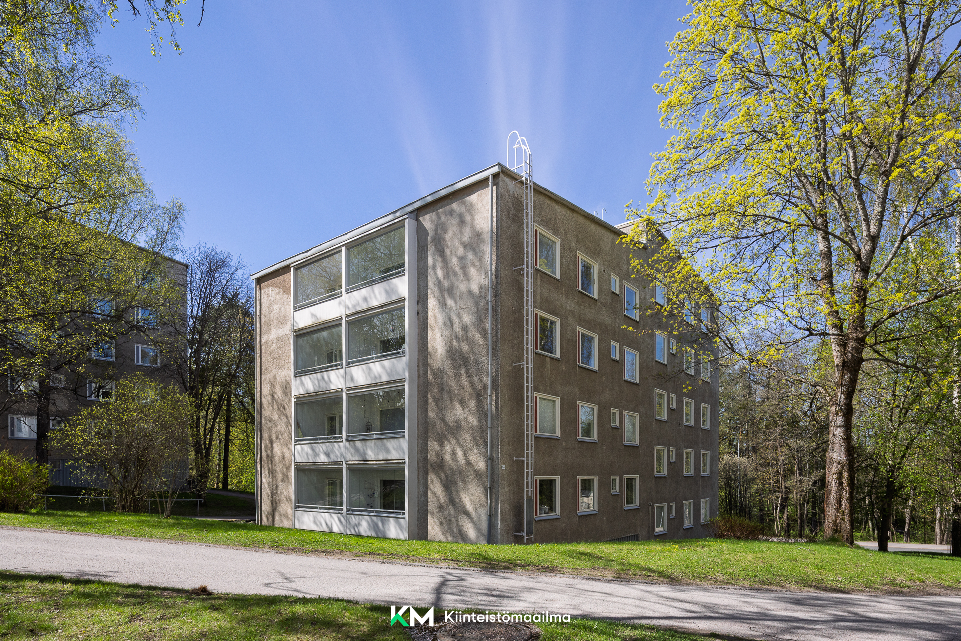 Parveke sisäpihan puolella