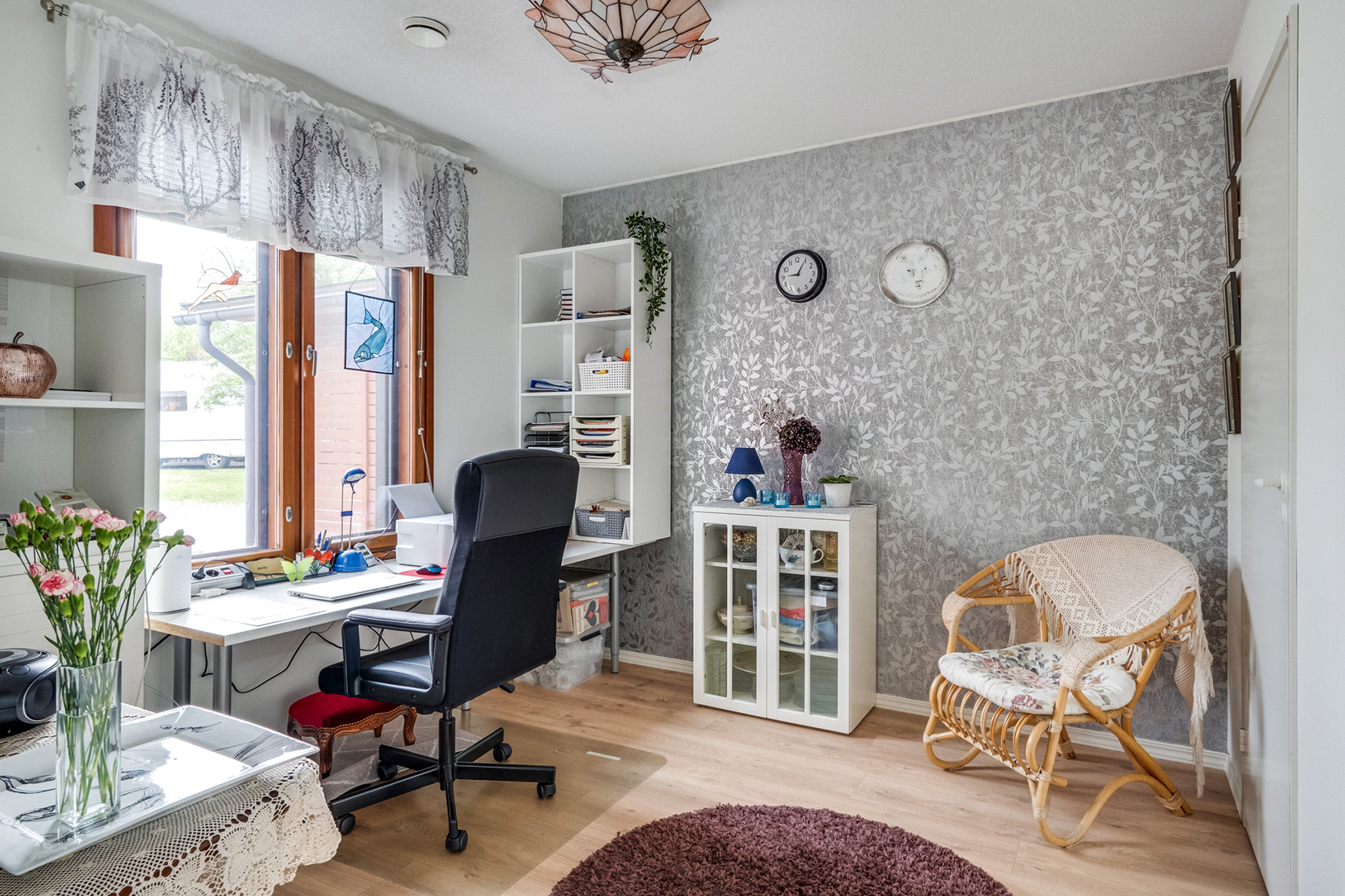 Makuuhuone, jonka yhteydessä tilava vaatehuone
