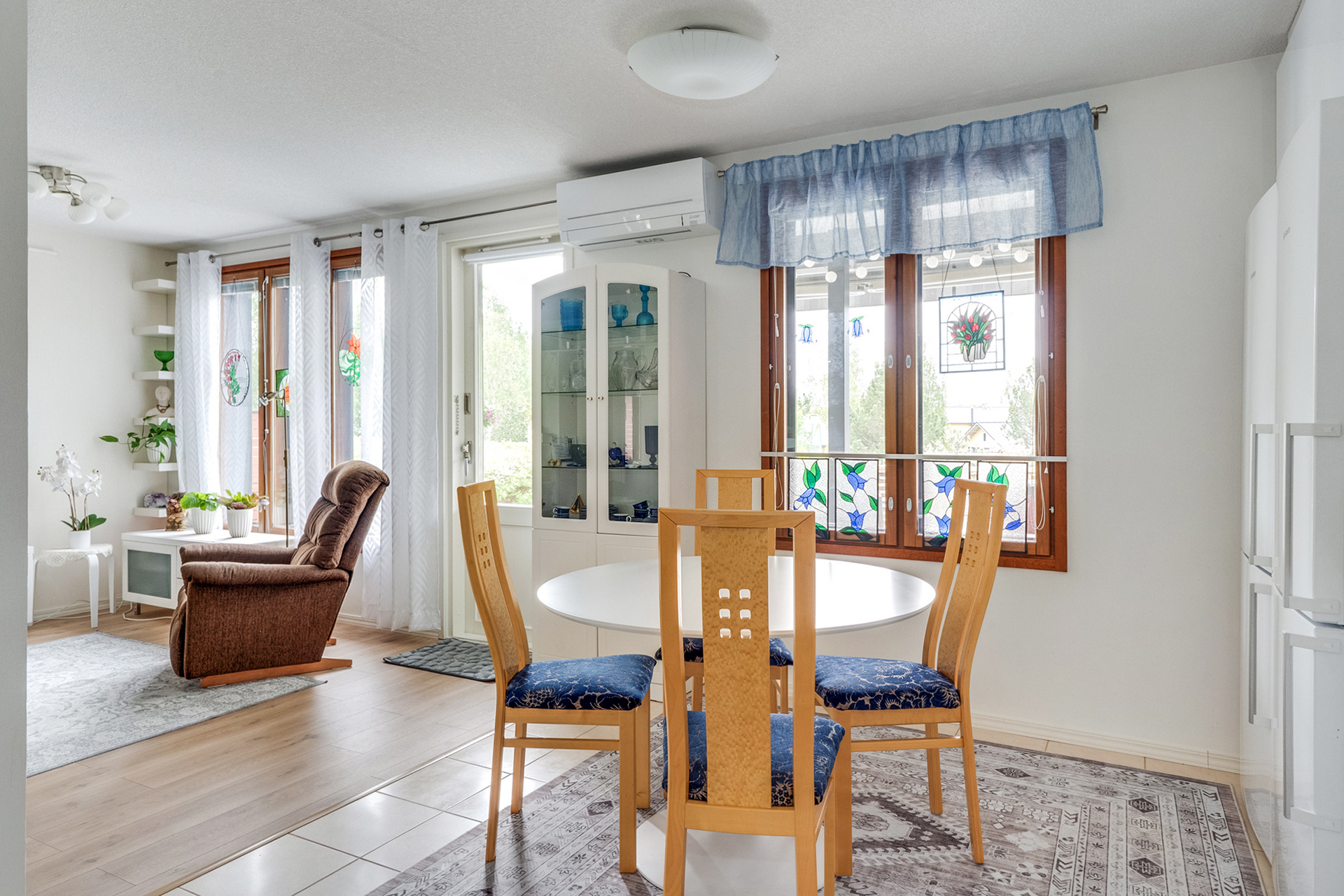 Keittiö yhdistyy ruokailutilan kautta olohuoneeseen