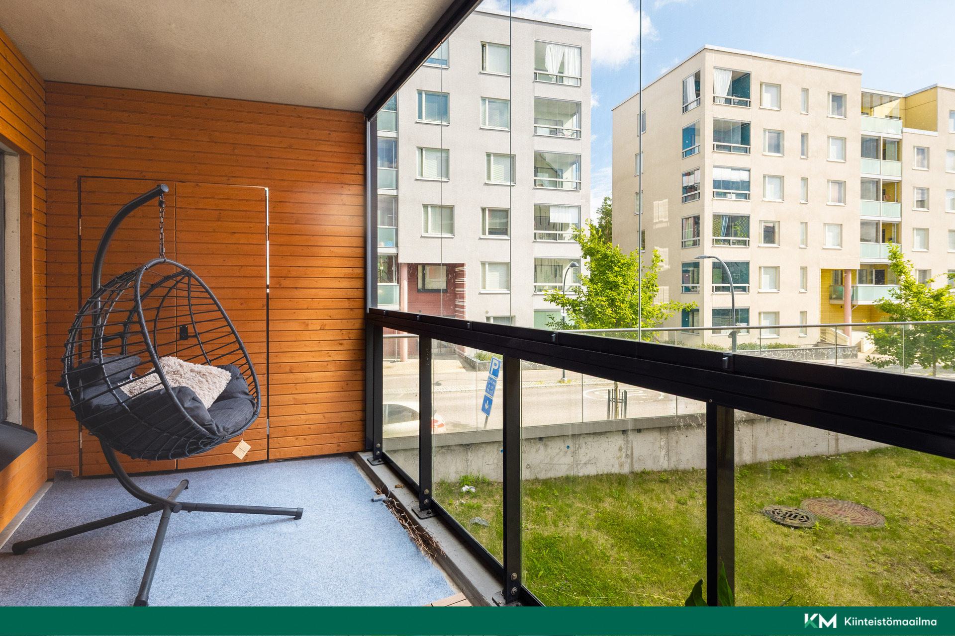 Parvekkeen yhteydessä kalustevarasto