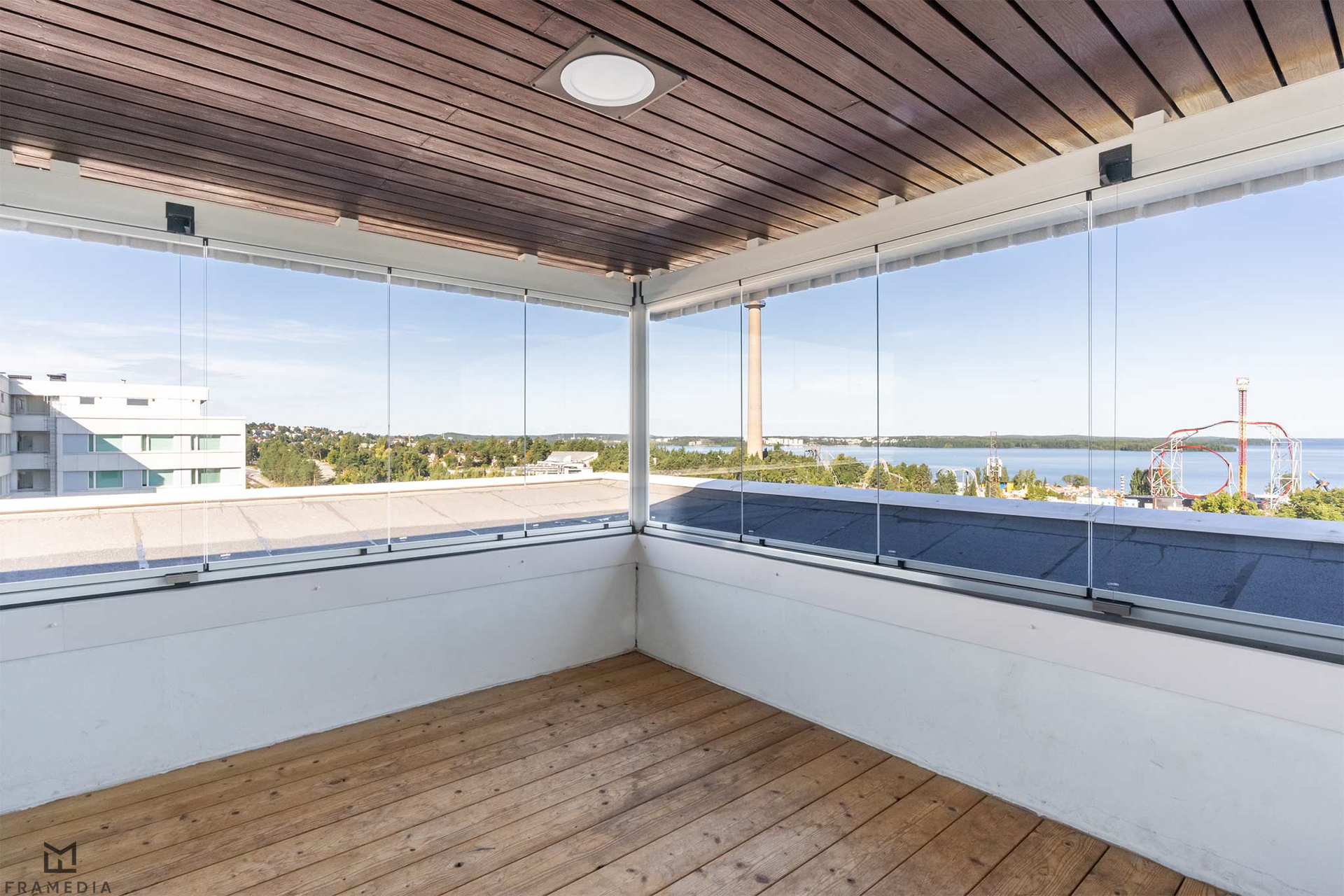 Ullakkokerroksen saunan näköalaterassi