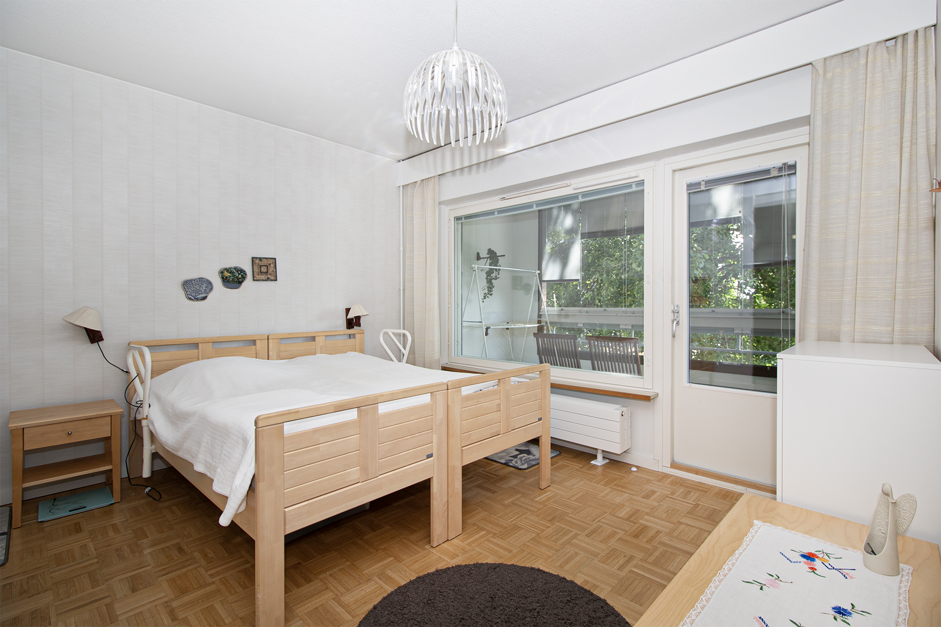 Iso makuuhuone, josta myös kulku parvekkeelle.
