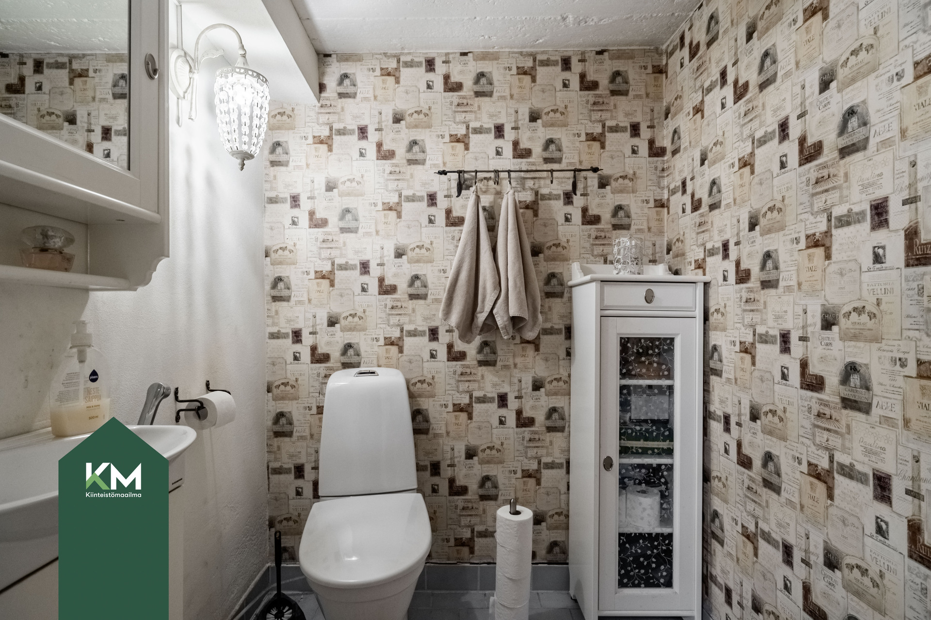 Eteisen yhteydessä WC