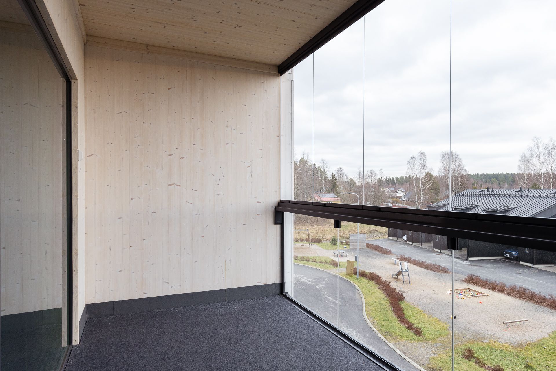 Parveke järven suuntaan