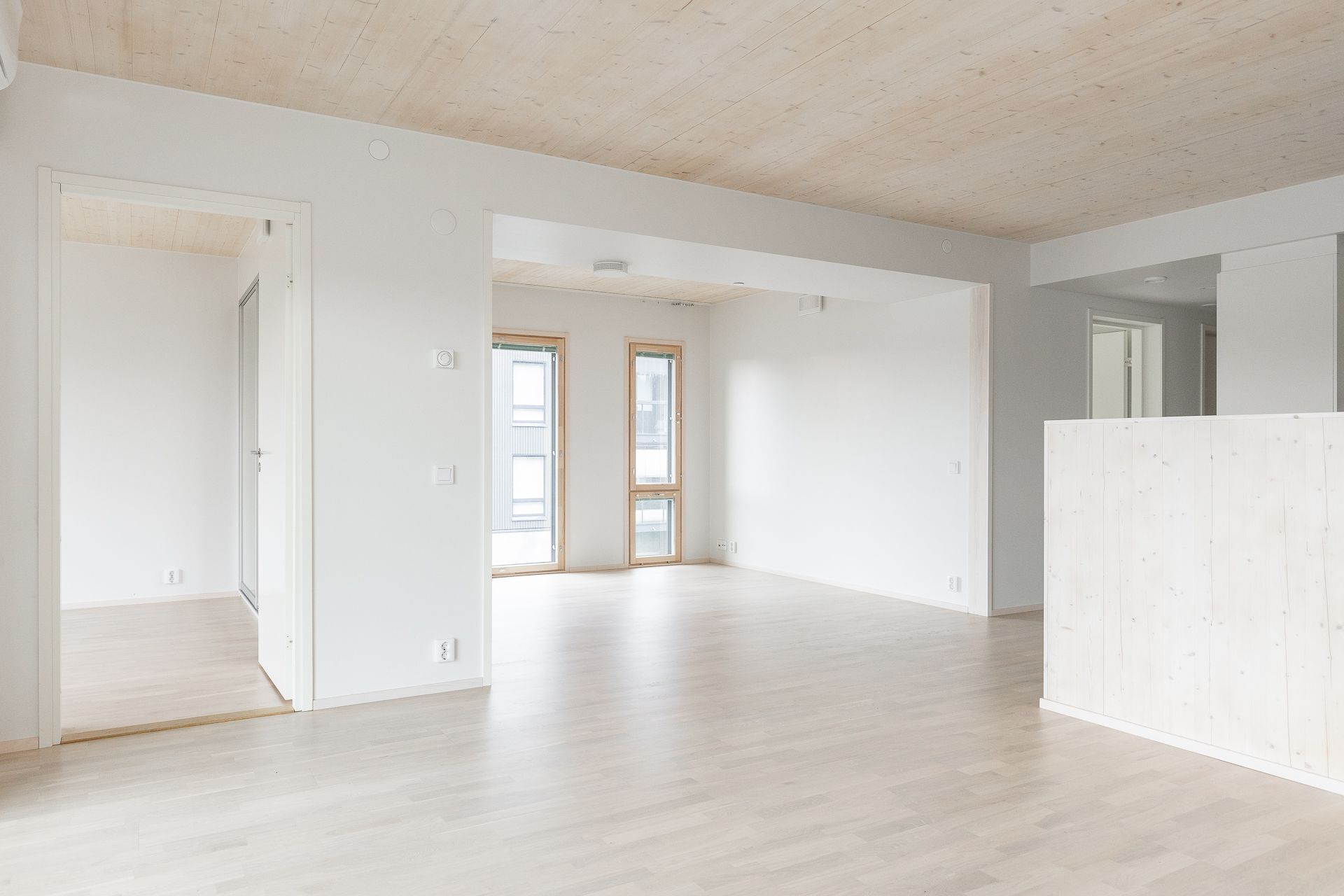 Ruokailutila kätevästi olohuoneen ja keittiön yhteydessä