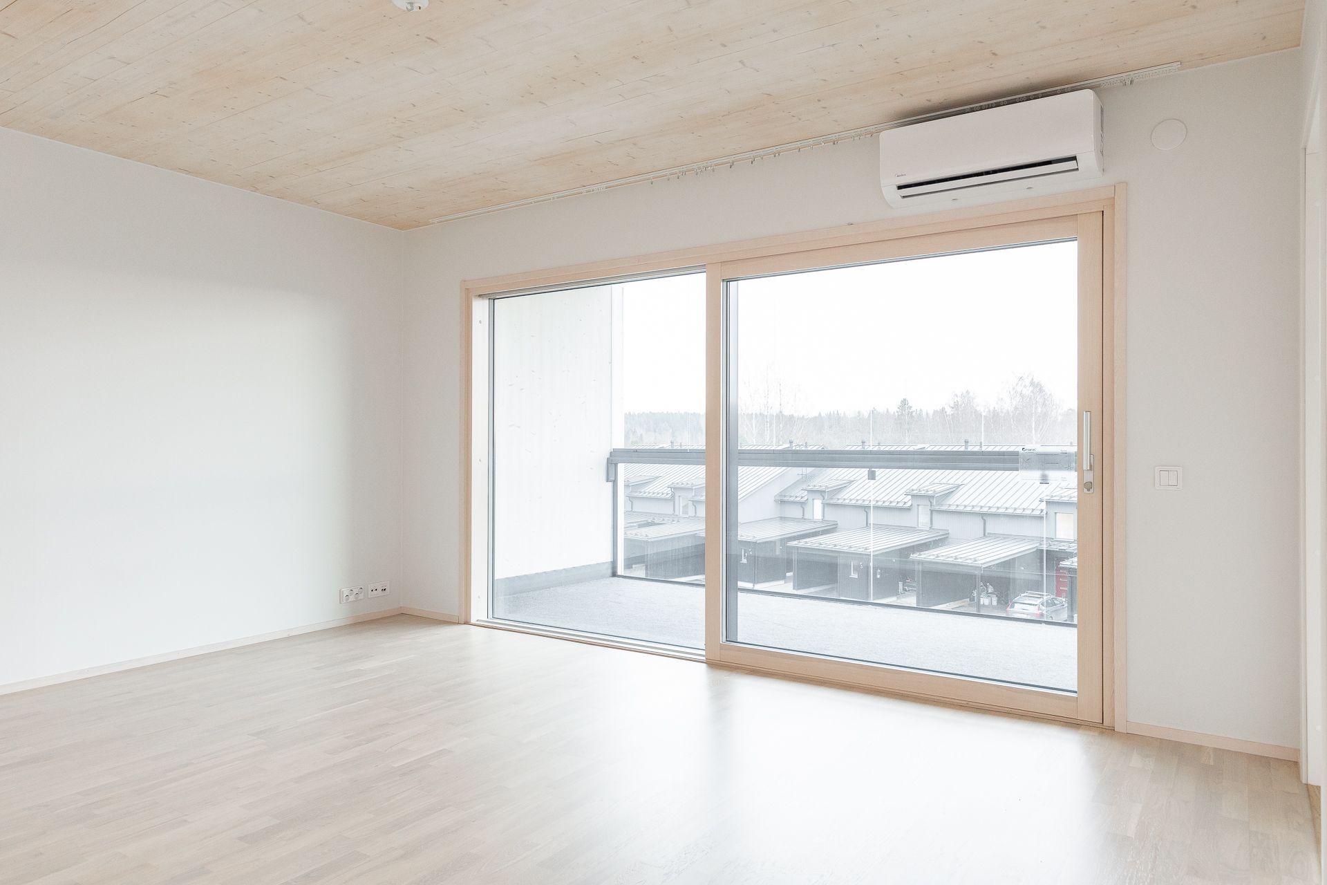 Isot ikkunat tulvivat valoa