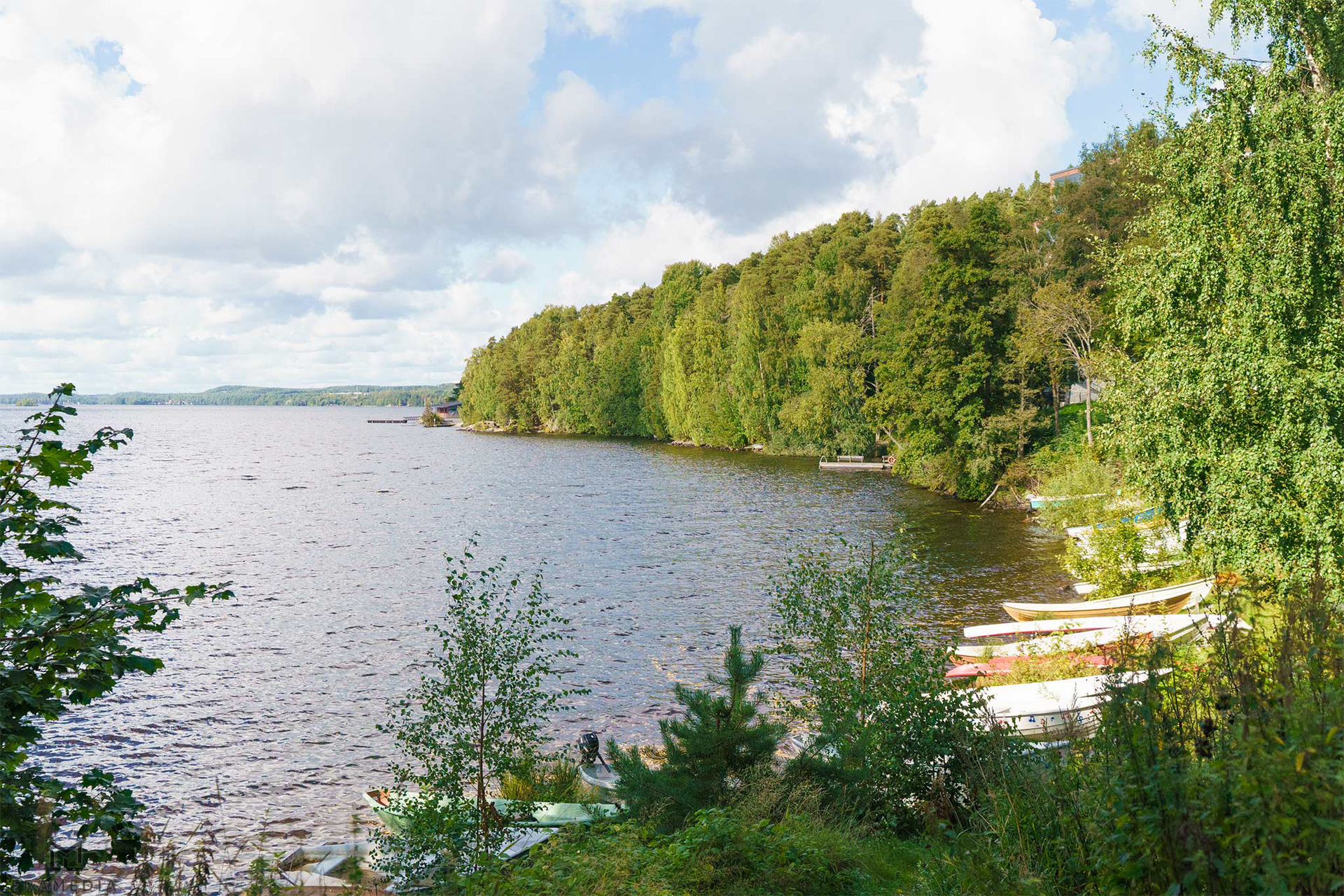 Taloyhtiöllä on rannassa yhteinen soutuvene