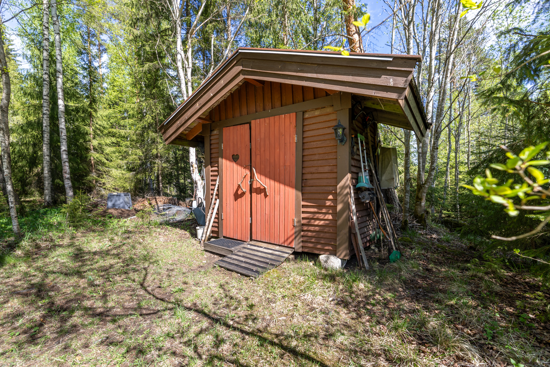 Yläpihan varasto/puucee