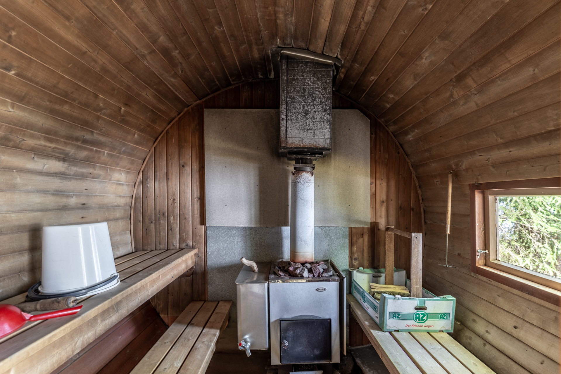 Sauna, josta näkymä järvelle