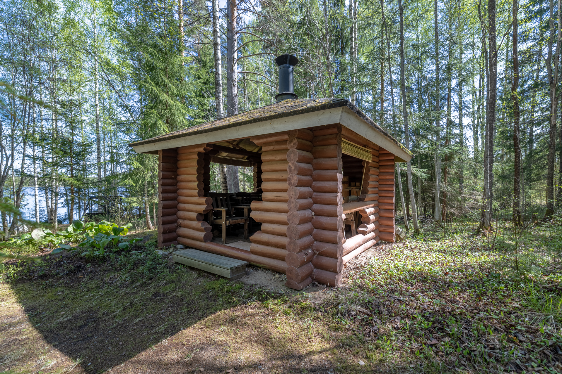 Hirsinen kotakeittiö matkalla rantaan