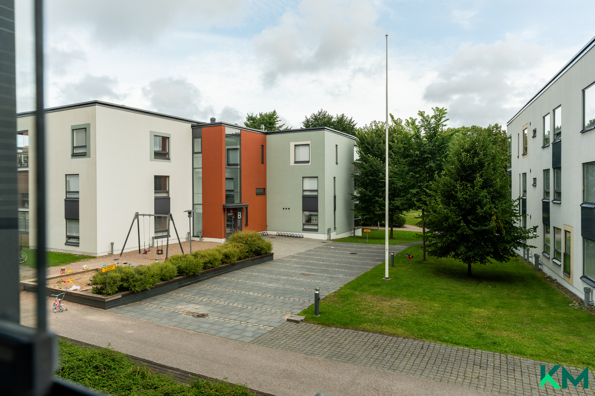 Näkymät parvekkeelta rauhalliselle sisäpihalle