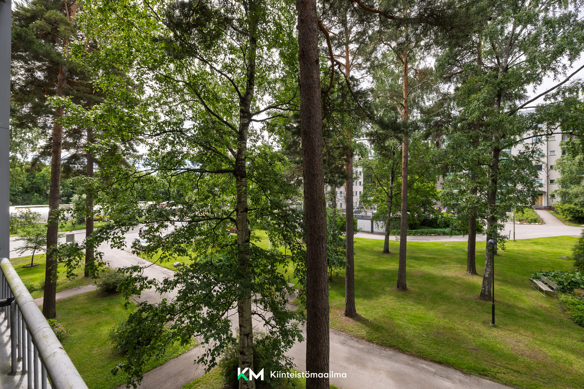 Parvekenäkymät pihalle