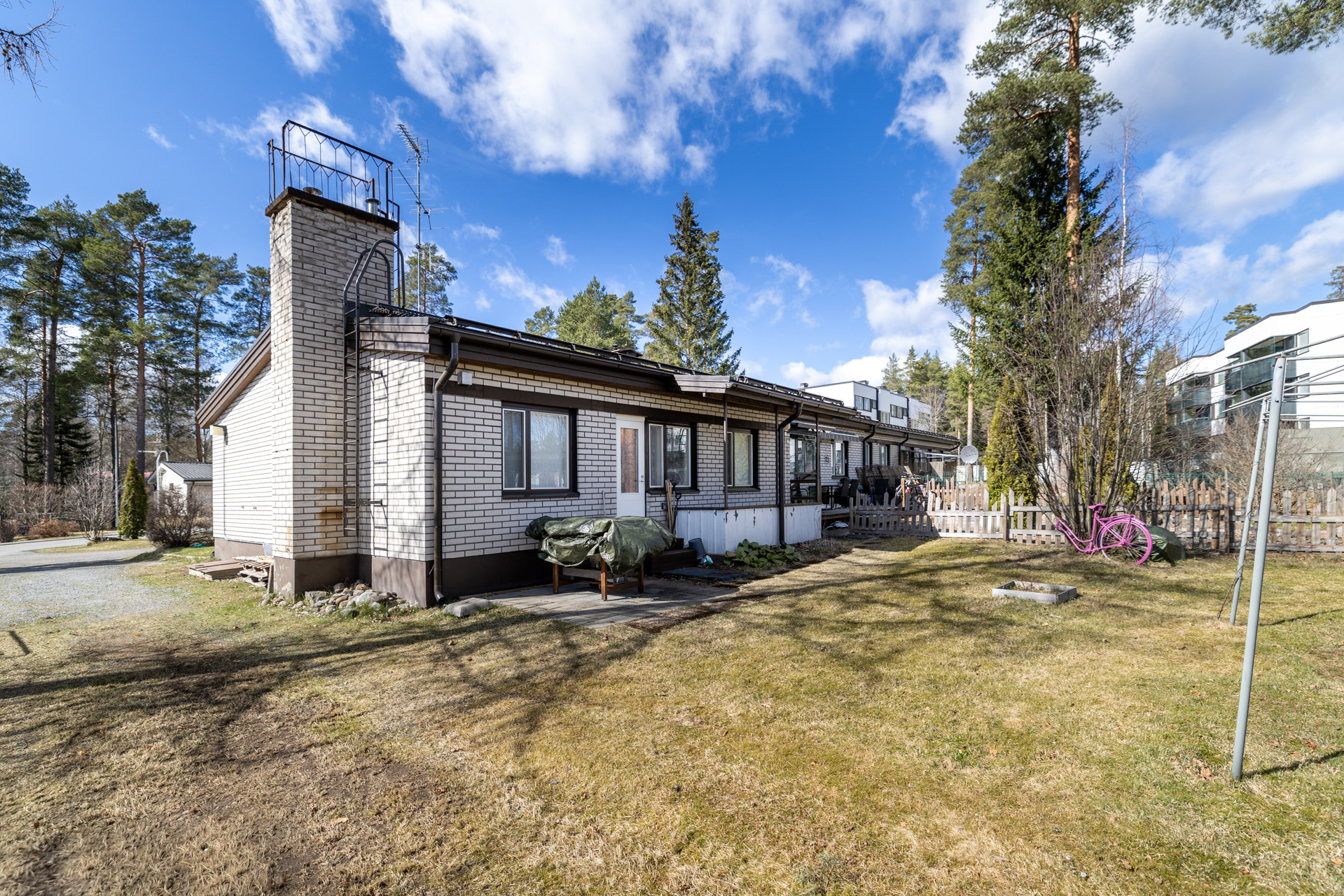 Taloyhtiön saunatiloihin kulku takapihan kautta