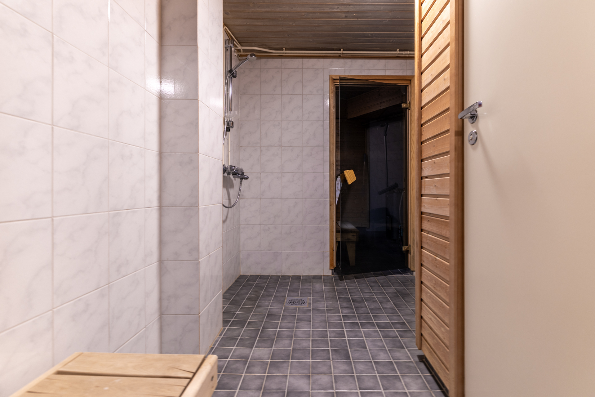 Taloyhtiön saunatilat alakerrassa