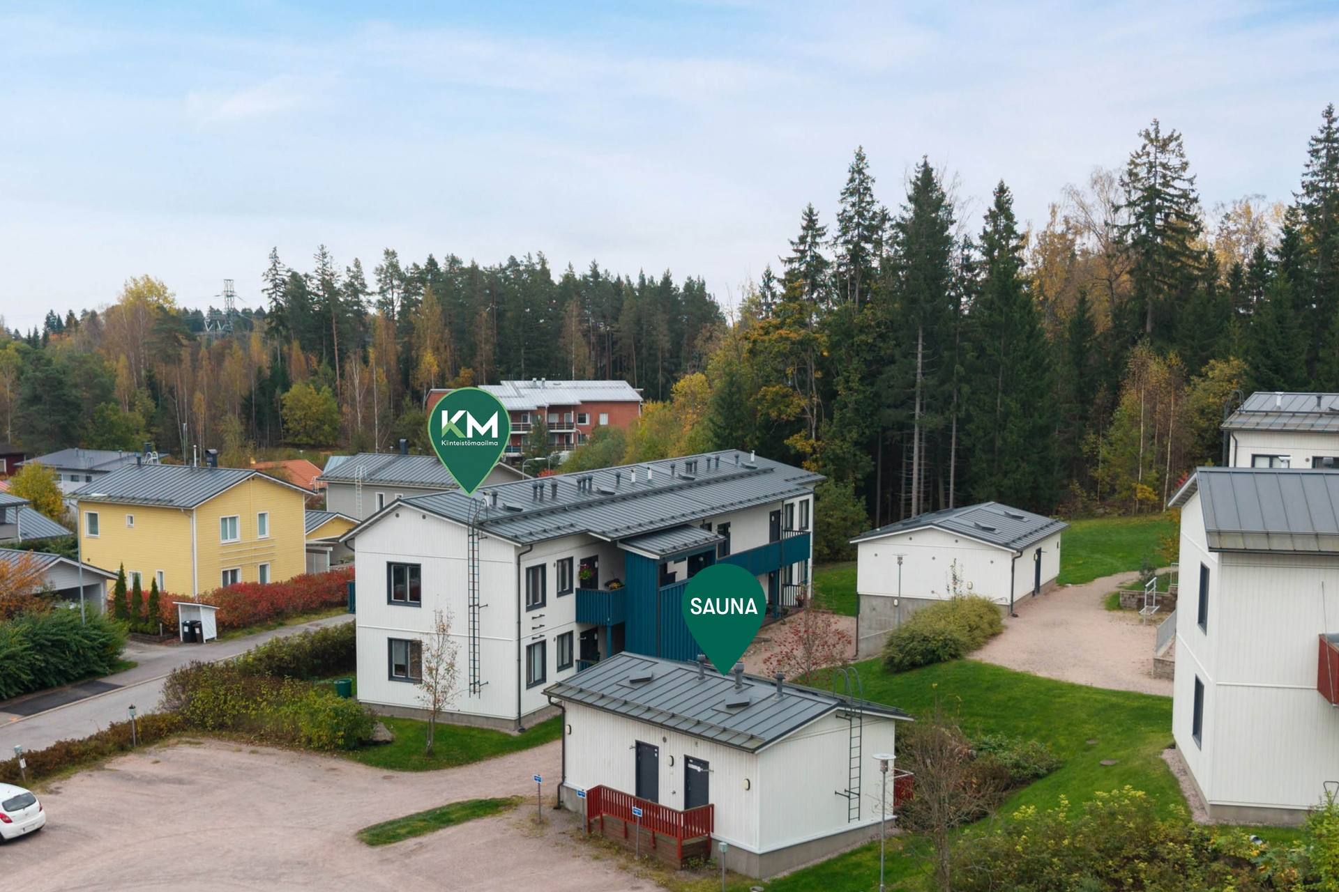 Talon edessä saunarakennus!