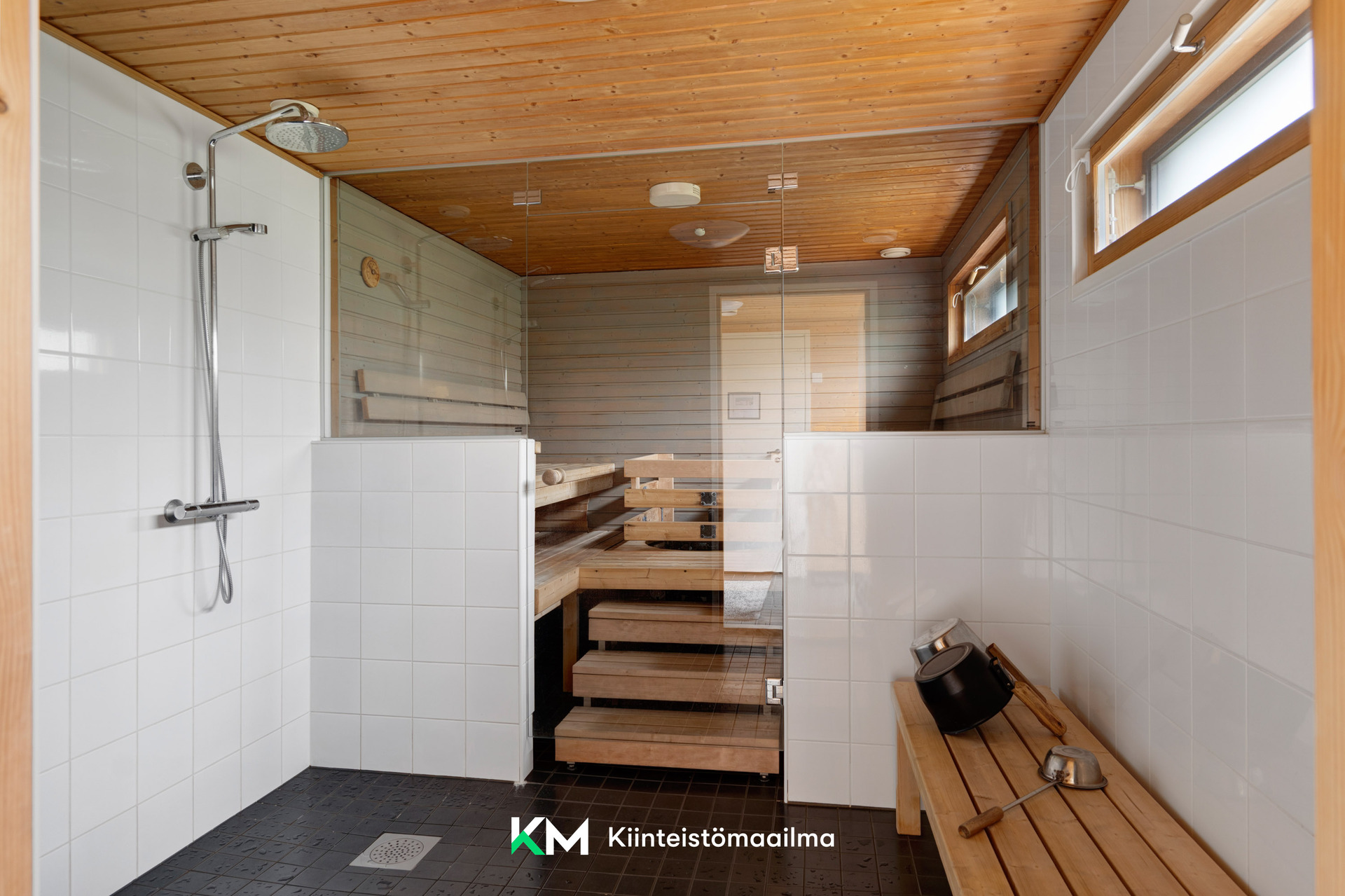 Tyylikäs taloyhtiön sauna