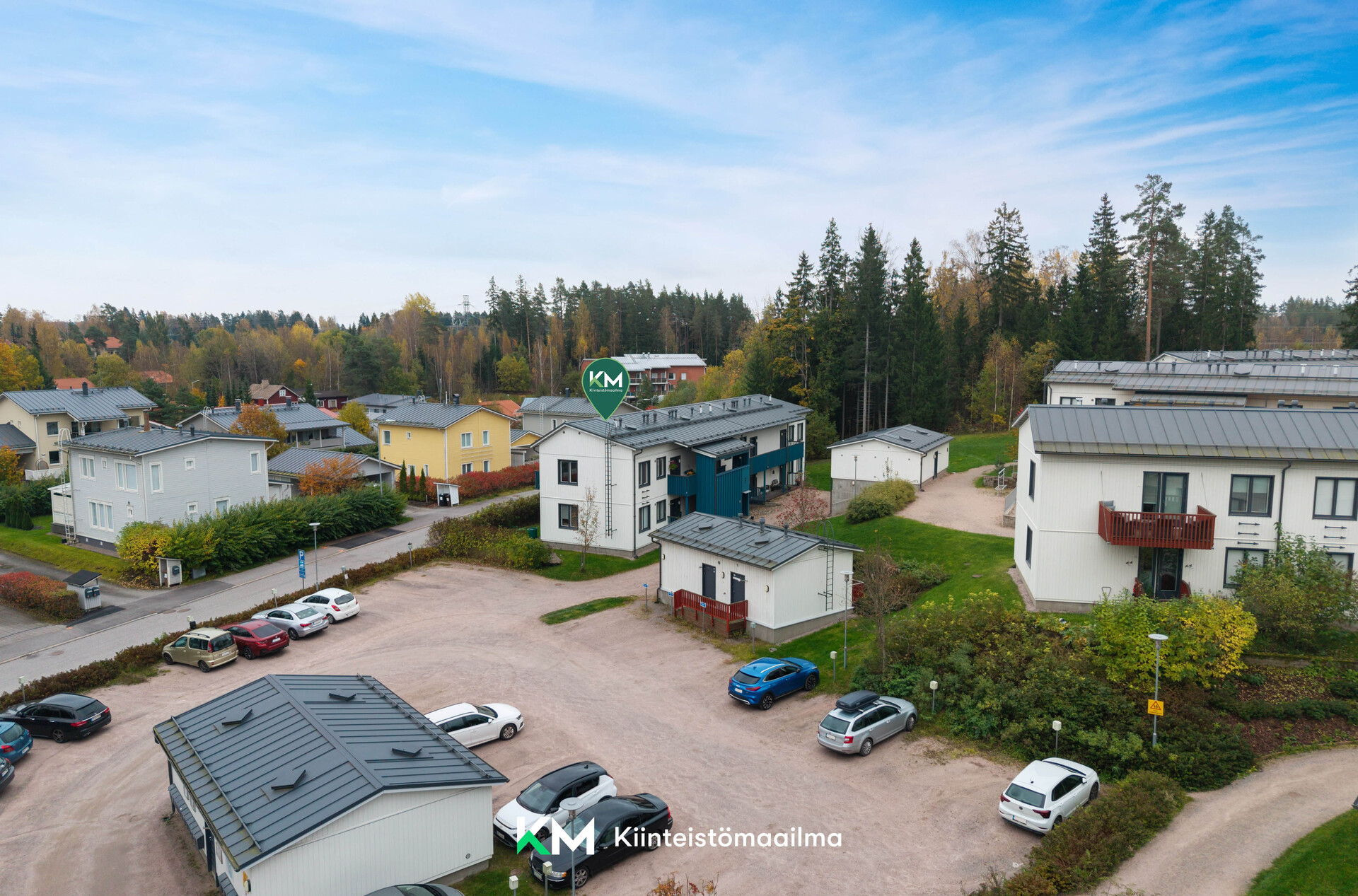 Taloyhtiön parkkipaikka edustalla, jossa myös 4 vieraspaikkaa.