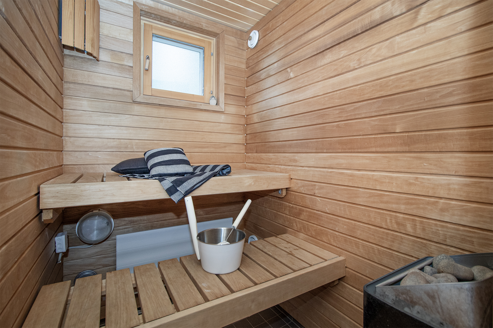 Remontoitu ikkunallinen sauna