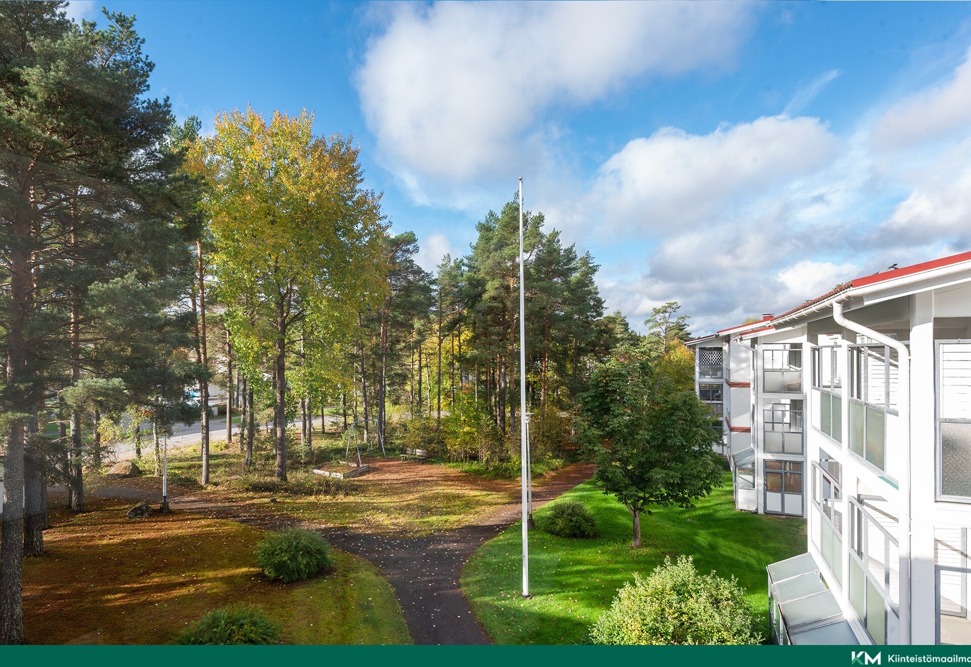 Lasitetulta parvekkeelta näkymät sisäpihalle