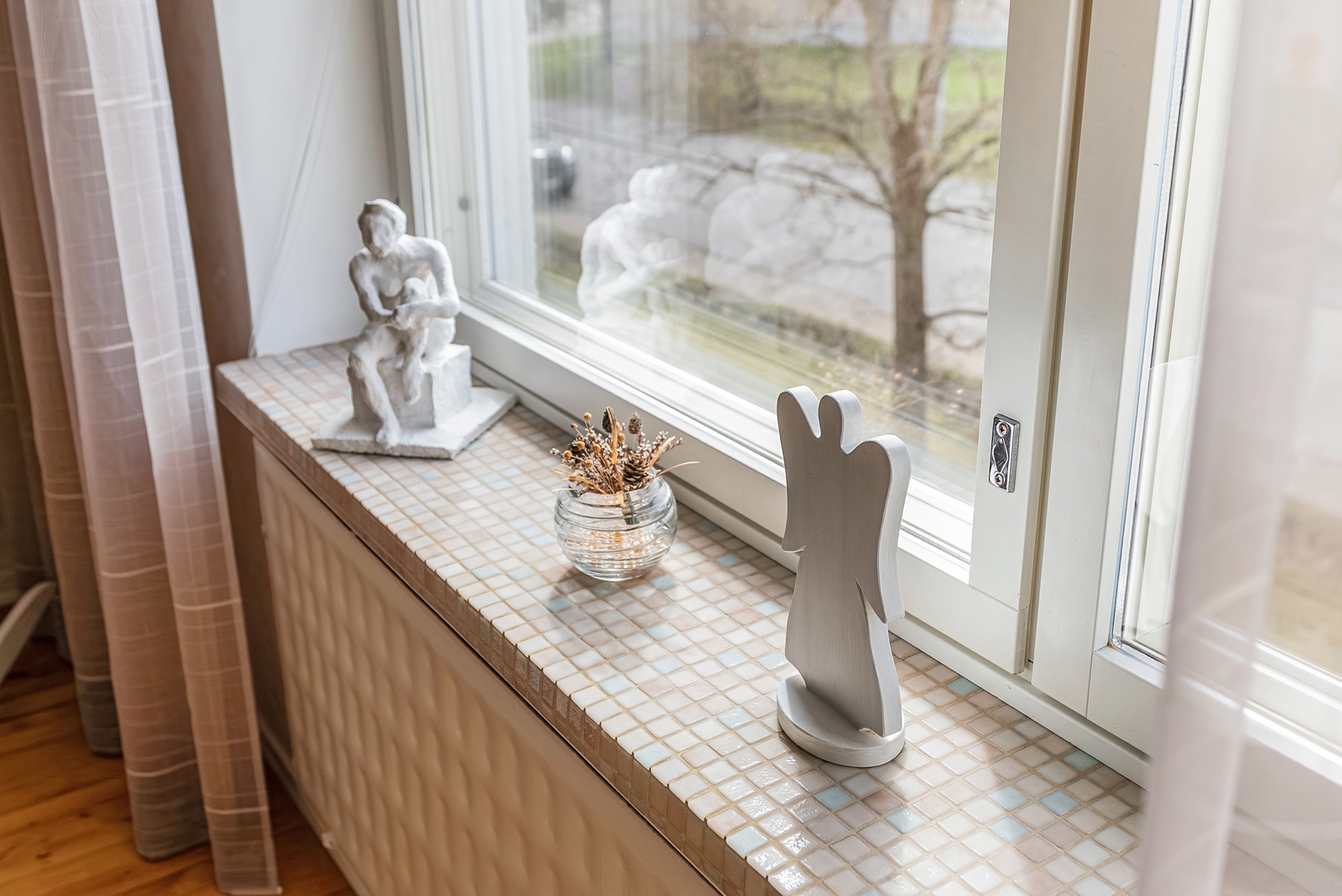 Mahtavat kivi tasot ikkunoissa