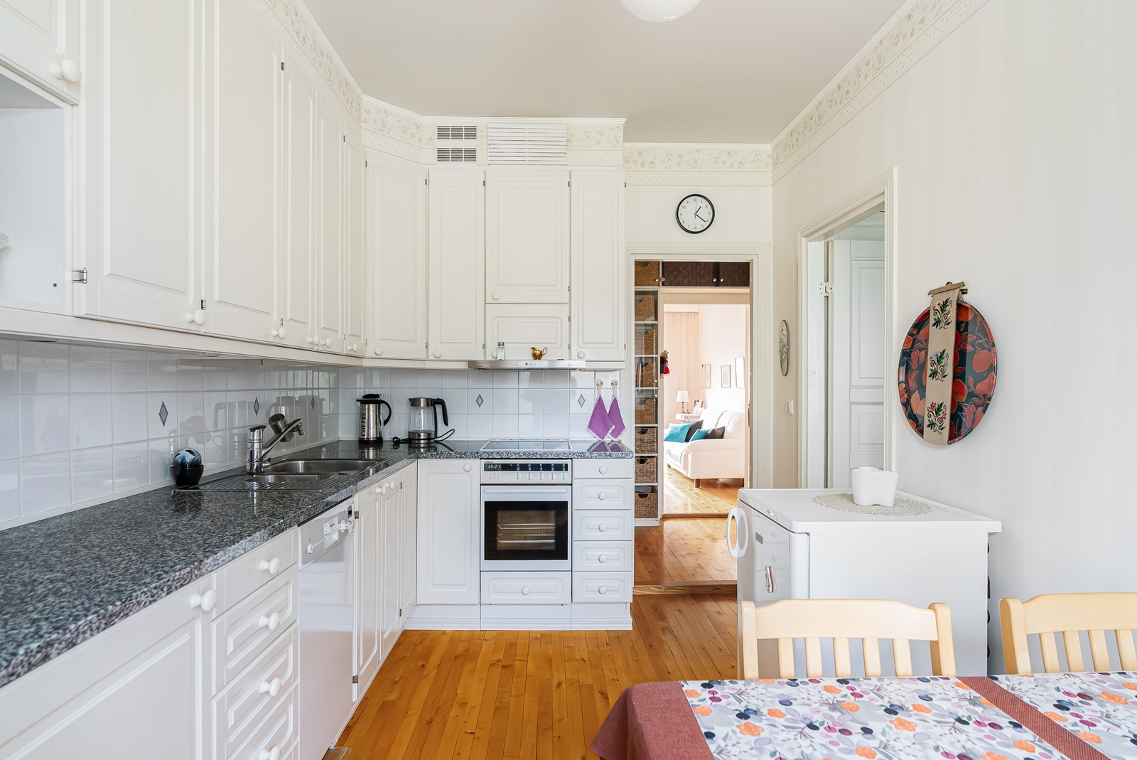 Keittiö kivitasoilla