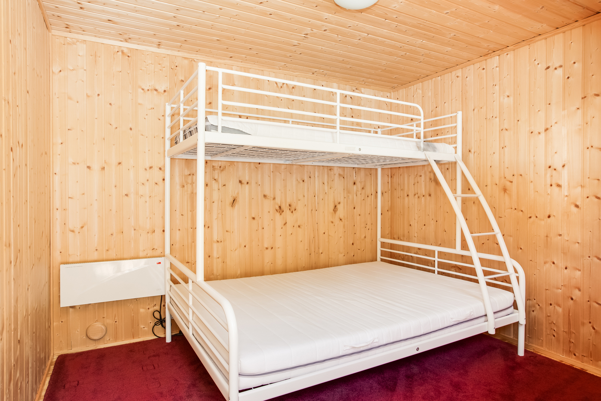 Vierasmökin huone