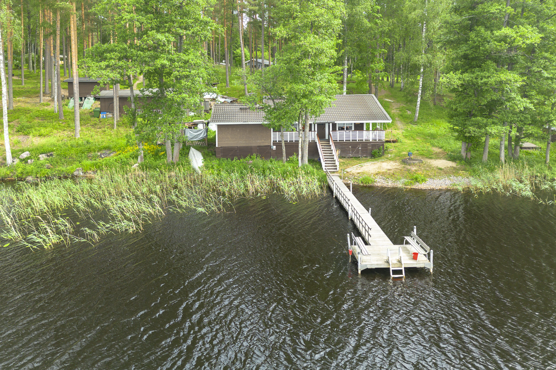 Yhteissauna ja laituri Sykärin rannassa
