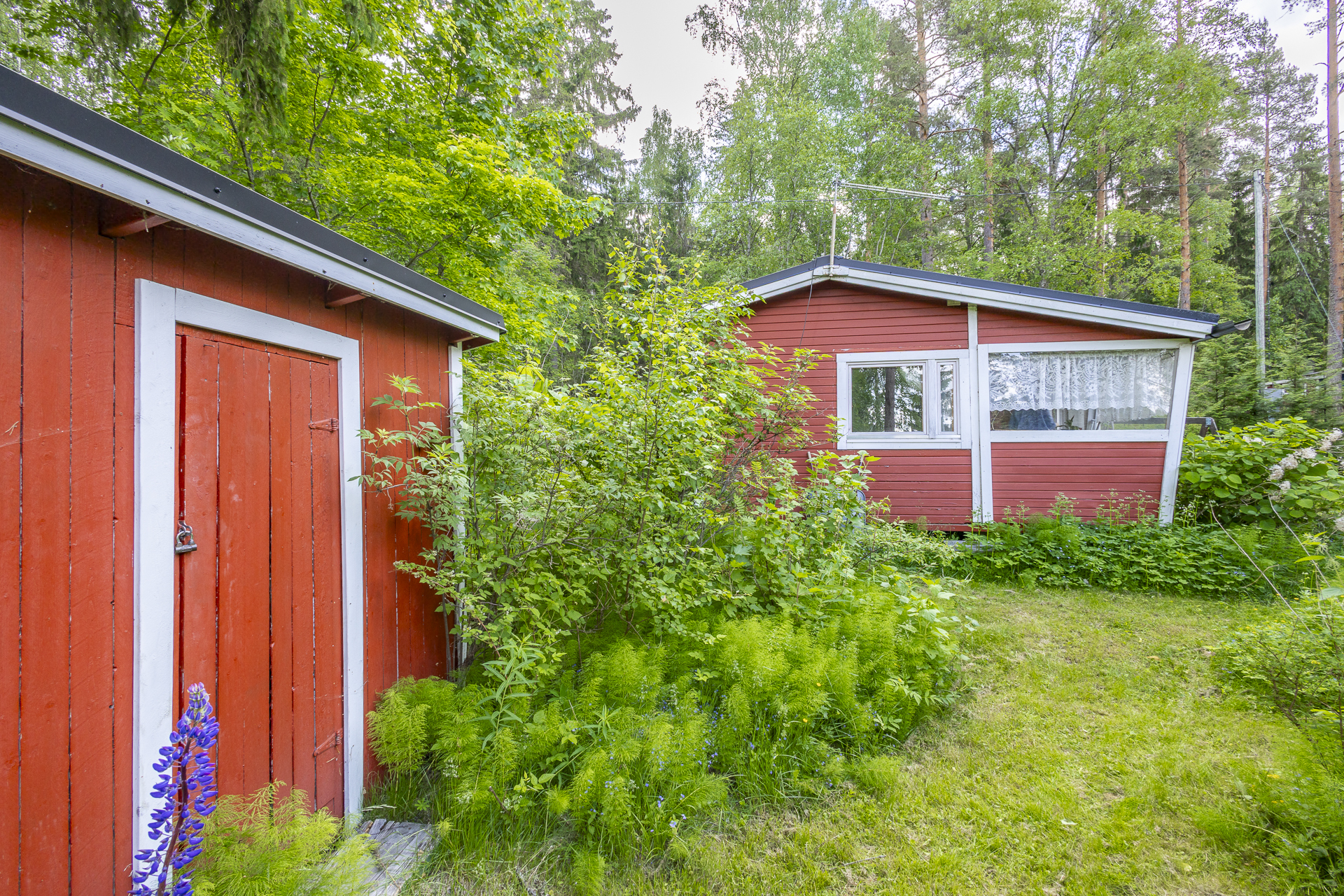 Pihassa vaja, jossa kompostikäymälä