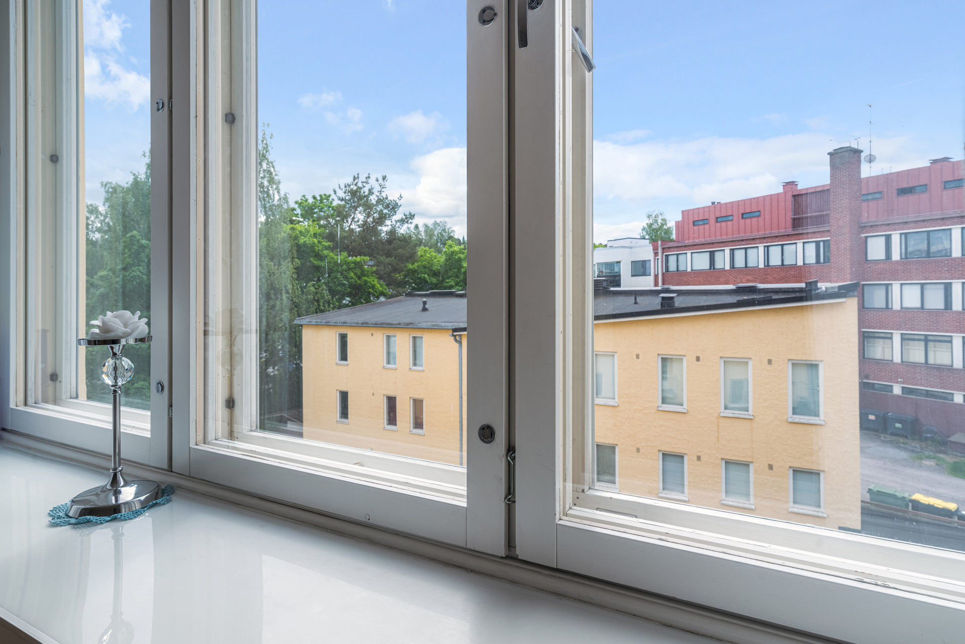 Avarat kaupunkinäkymät yli kattojen