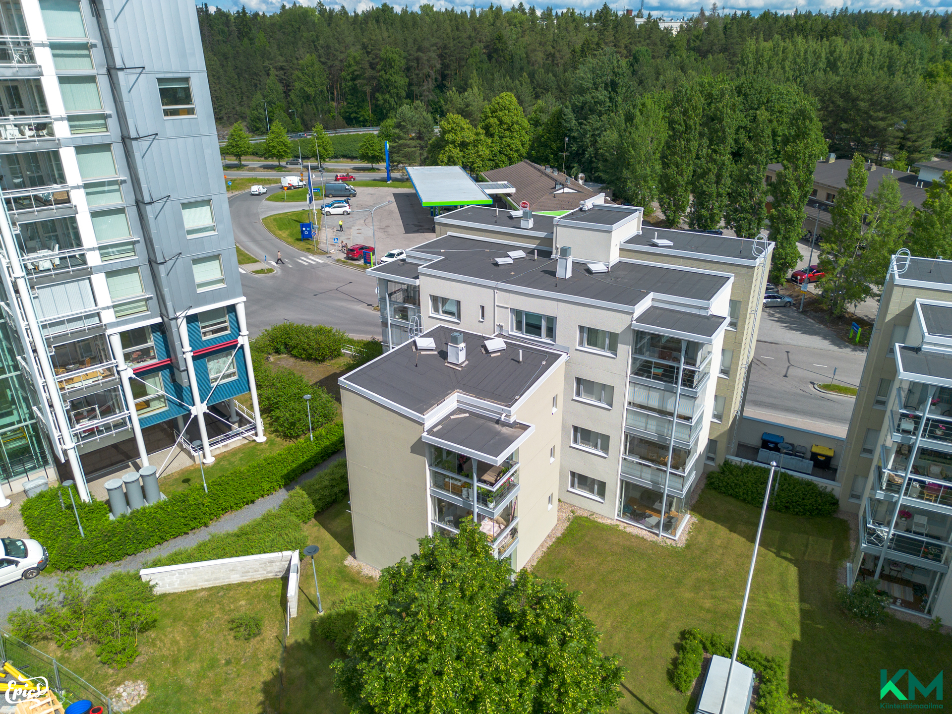 Autoilevalle helppo sijainti. Asunnon yhteydessä myydään kaksi hallipaikkaa!