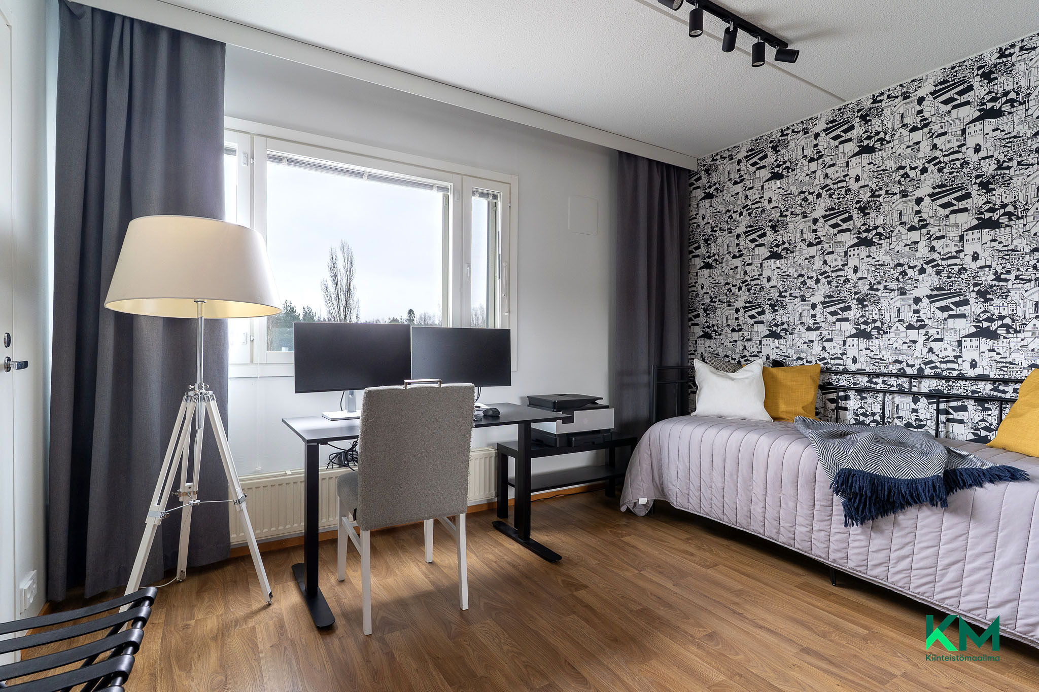 Toinen makuuhuone, jonka yhteydessä vaatehuone.