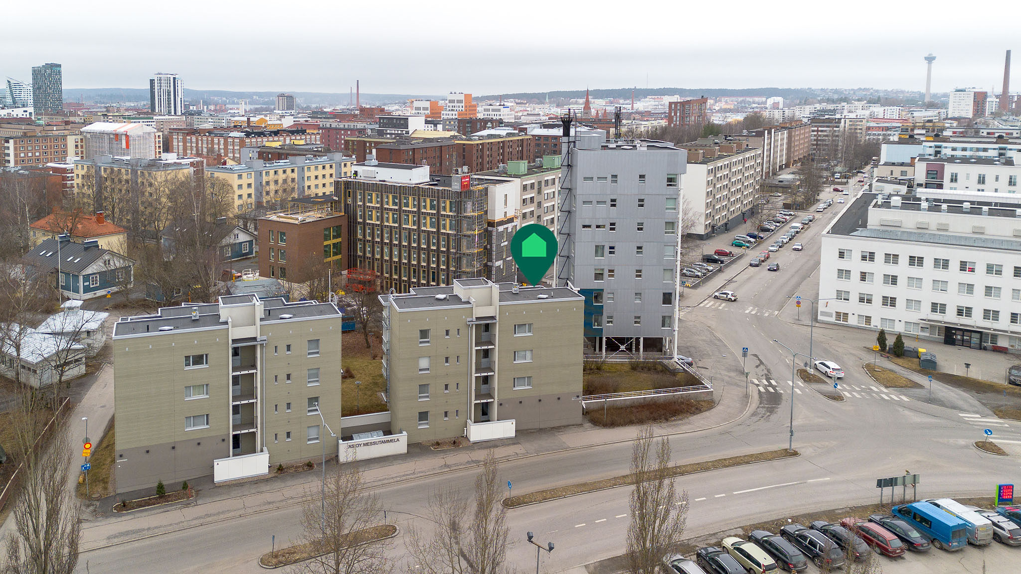 Asunnon yhteydessä myydään kaksi hallipaikkaa!