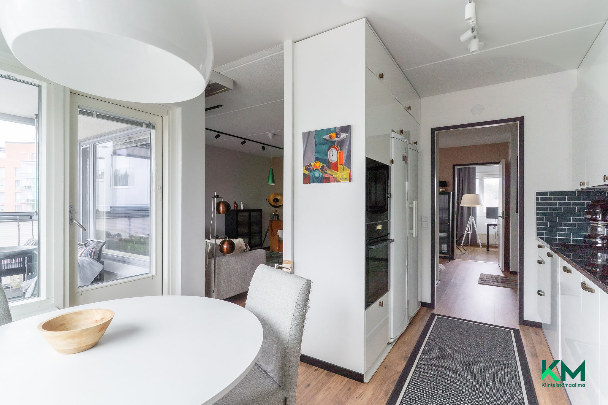 Keittiöstä käynti lasitetulle parvekkeelle