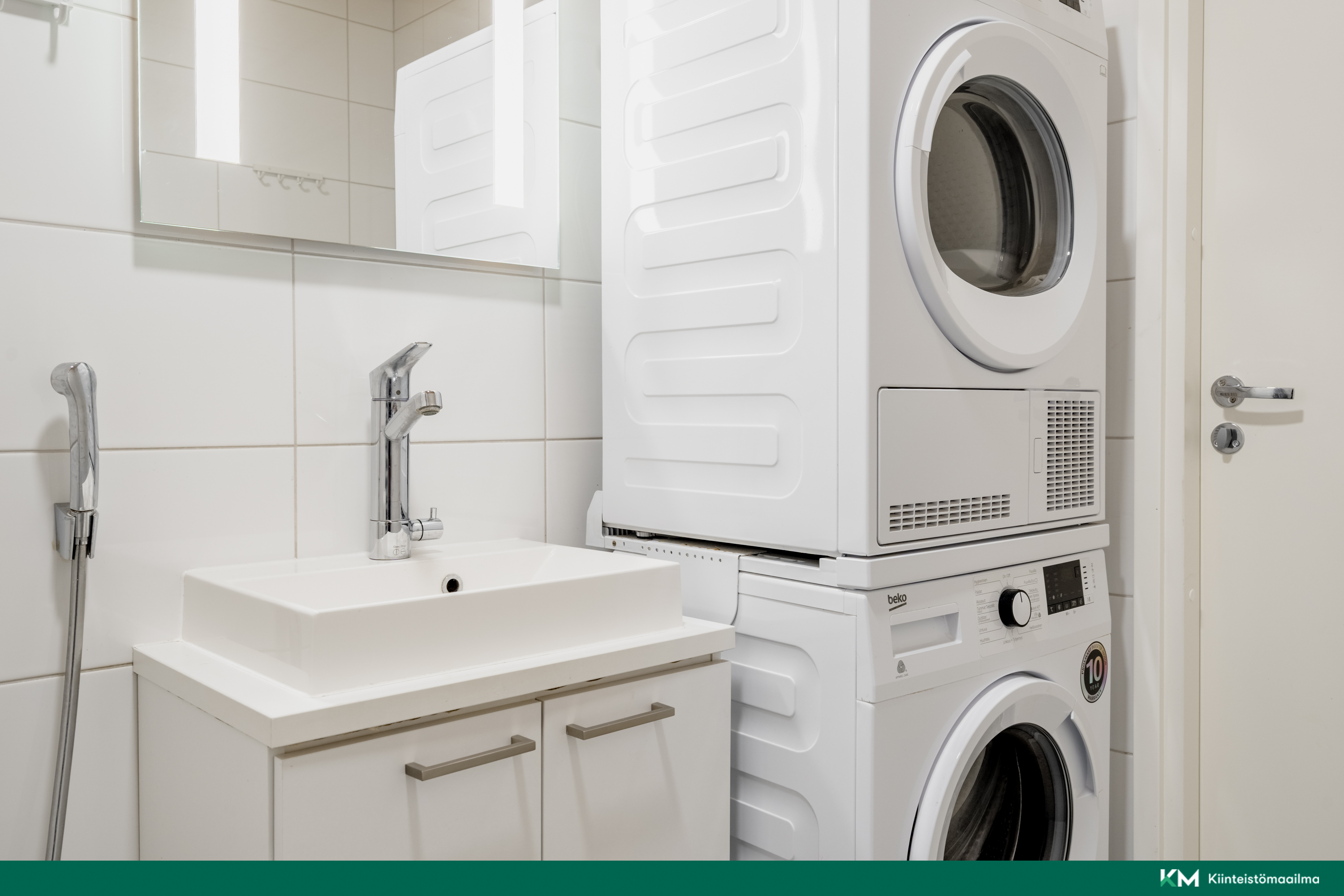 Pesutorni mahtuu kätevästi kylpyhuoneeseen tilaan