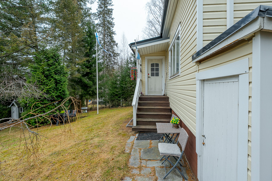 OVI KELLARIIN JA SISÄÄN TALOON