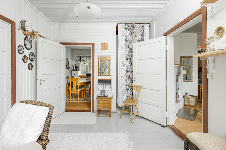 SISÄÄNTULO, OIK. OVI OLOHUONEESEEN, EDESSÄ RUOKAILUHUONE