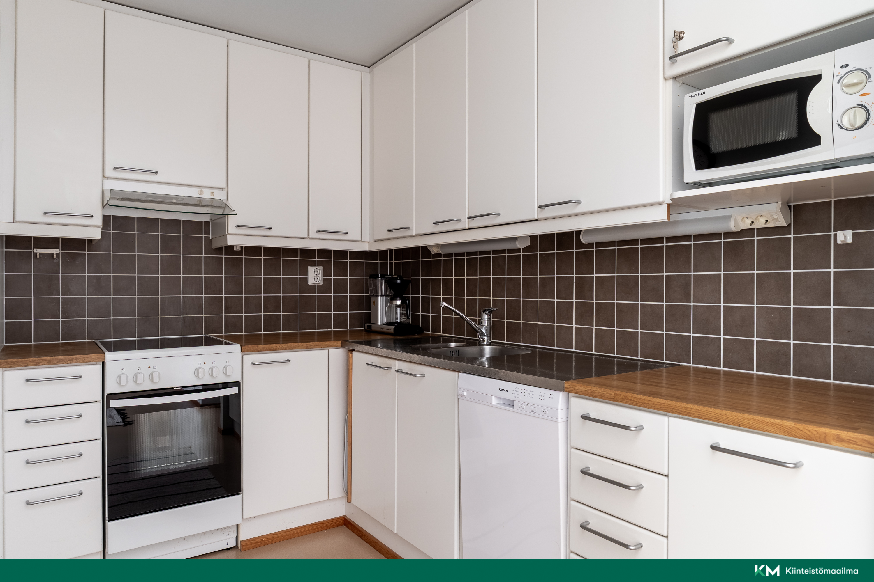 Keittiössä on runsaasti kaappi- ja laskutilaa