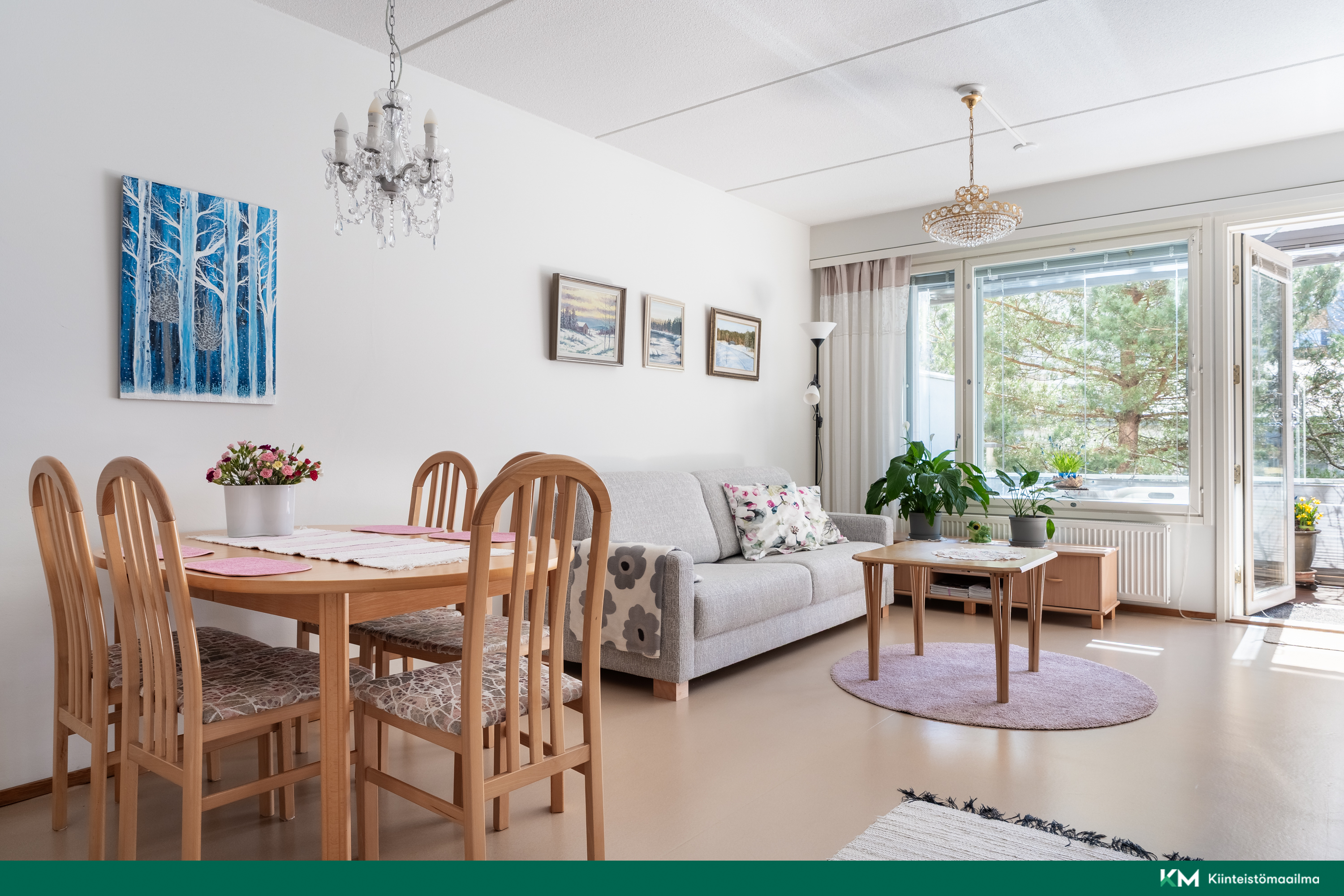 Tilava olohuone mahdollistaa monenlaiset sisustusratkaisut