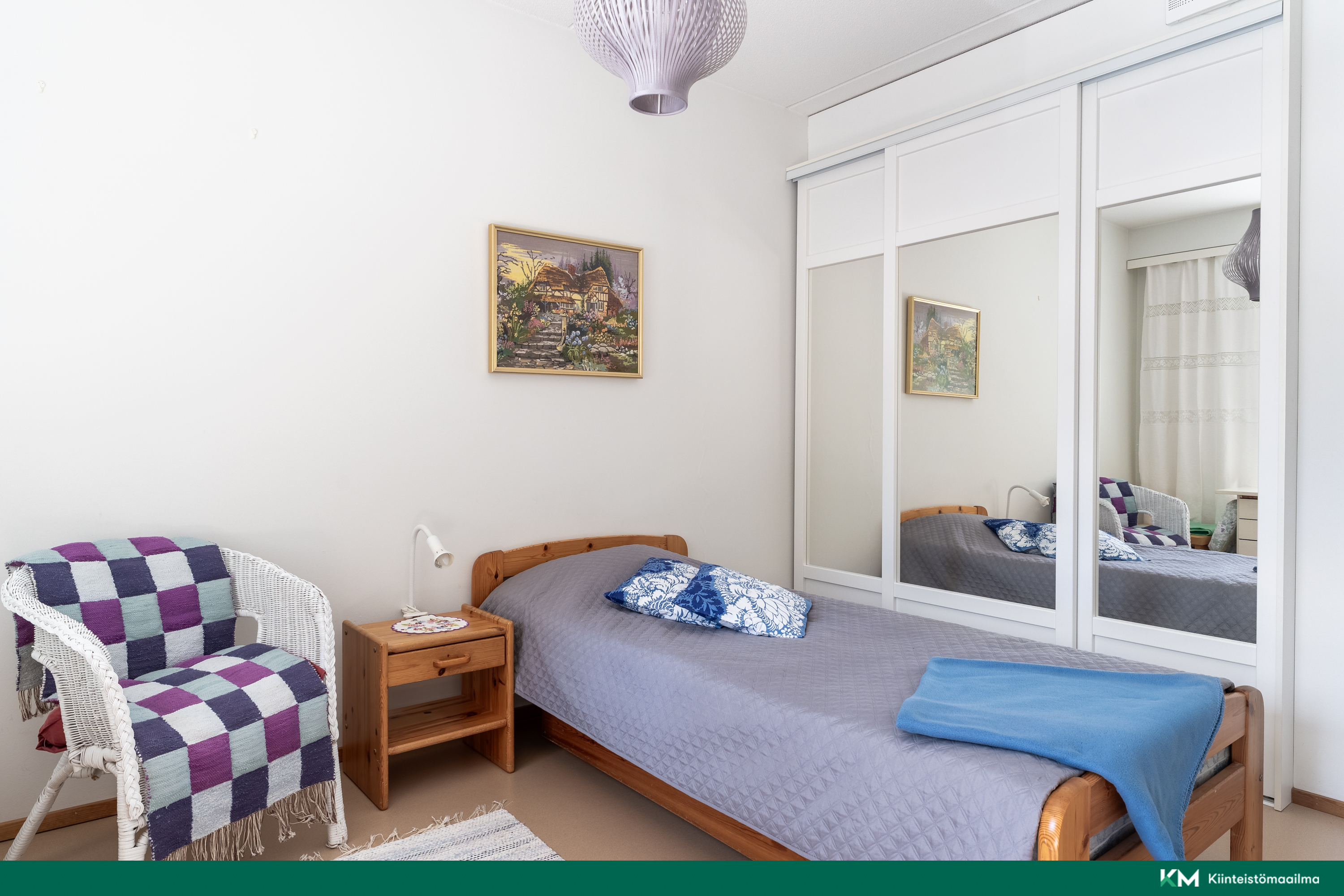 Makuuhuoneessa riittää tilaa parisängylle