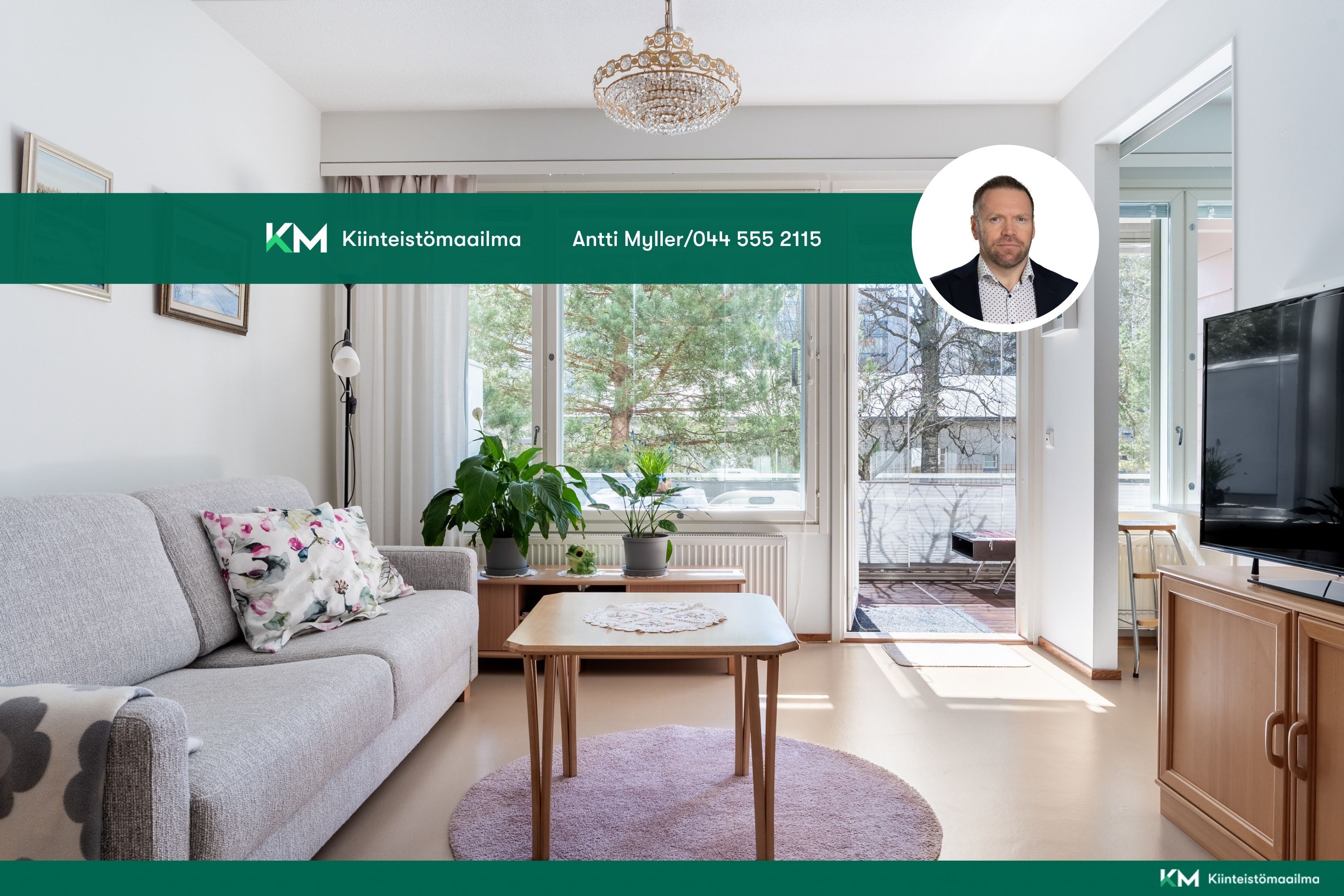 Valoisasta olohuoneesta käynti lasitetulle terassiparvekkeelle