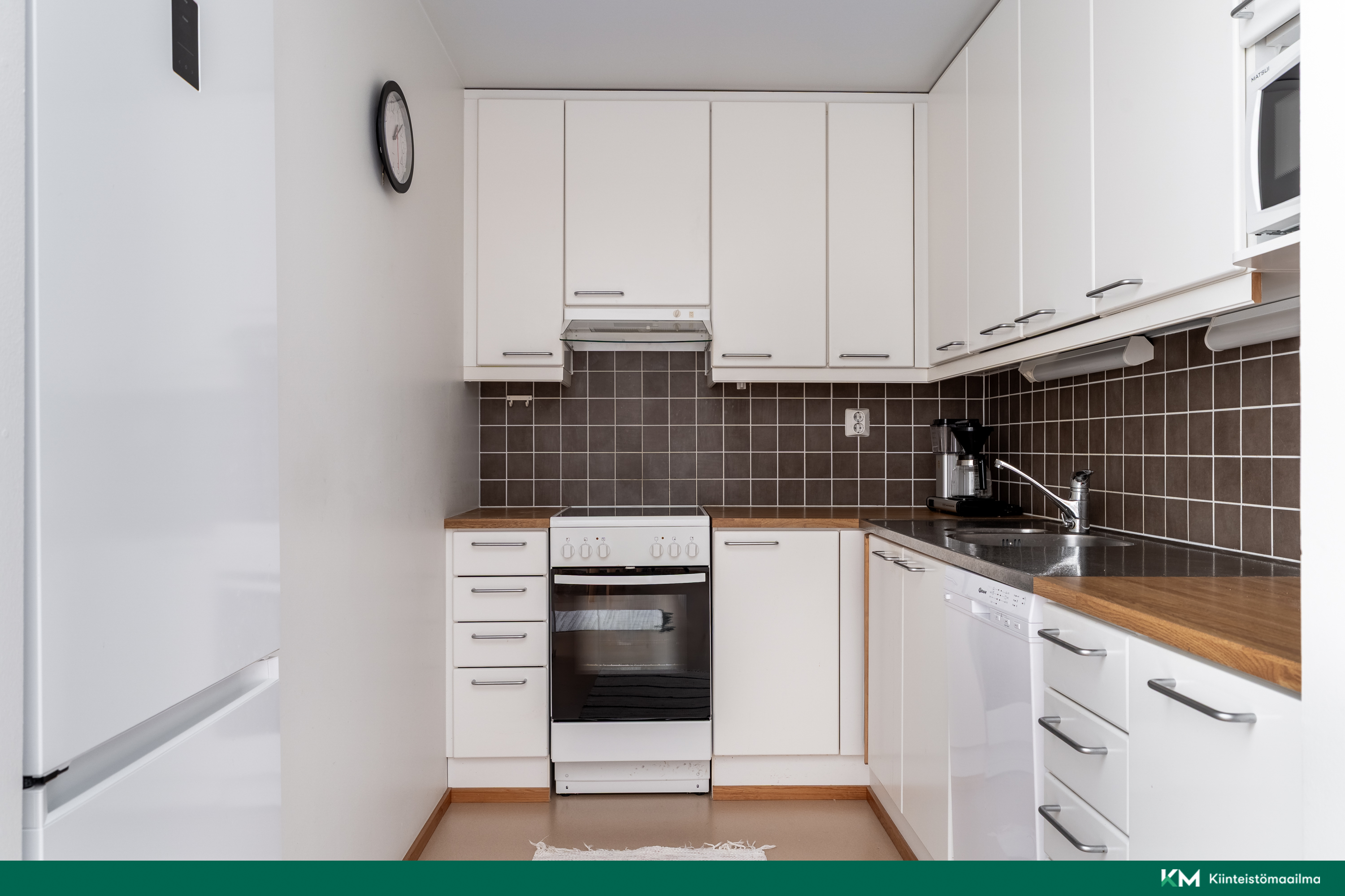 Jääkaappi/pakastin sekä liesituuletin uusittu 2023 ja astianpesukone asennettu 2024