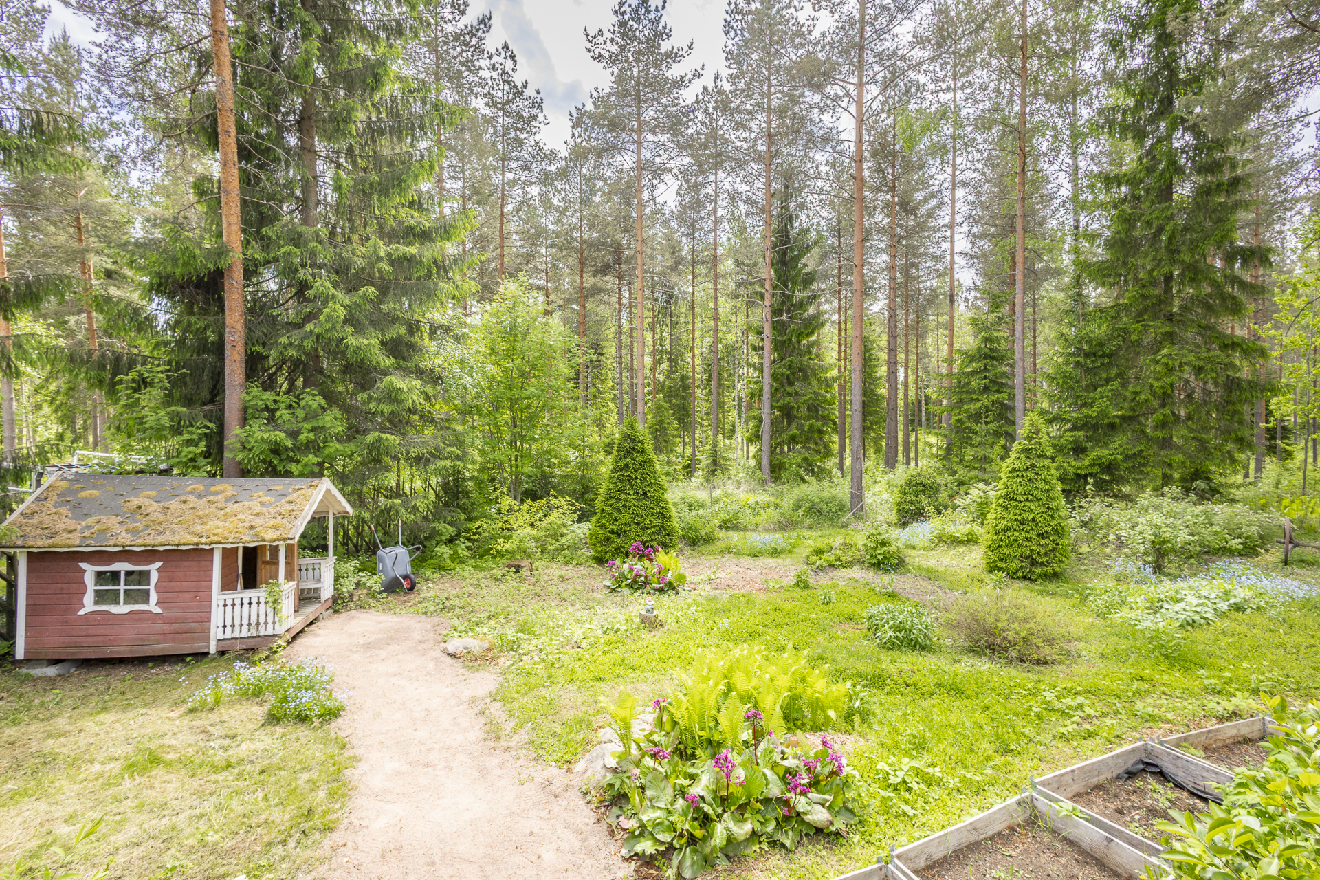 piha-aluetta ja leikkimökki