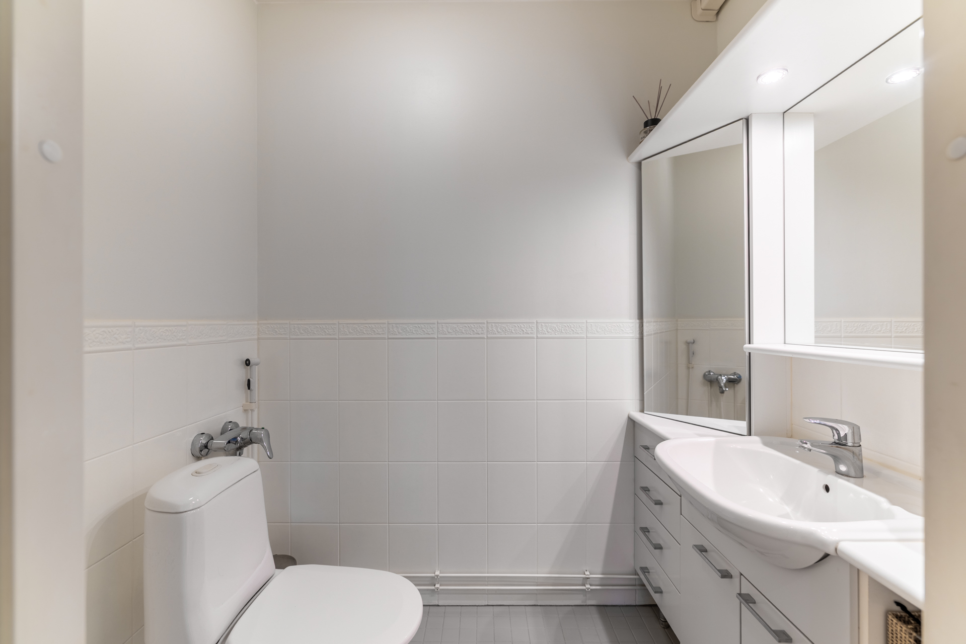 Erillinen wc eteisen yhteydessä