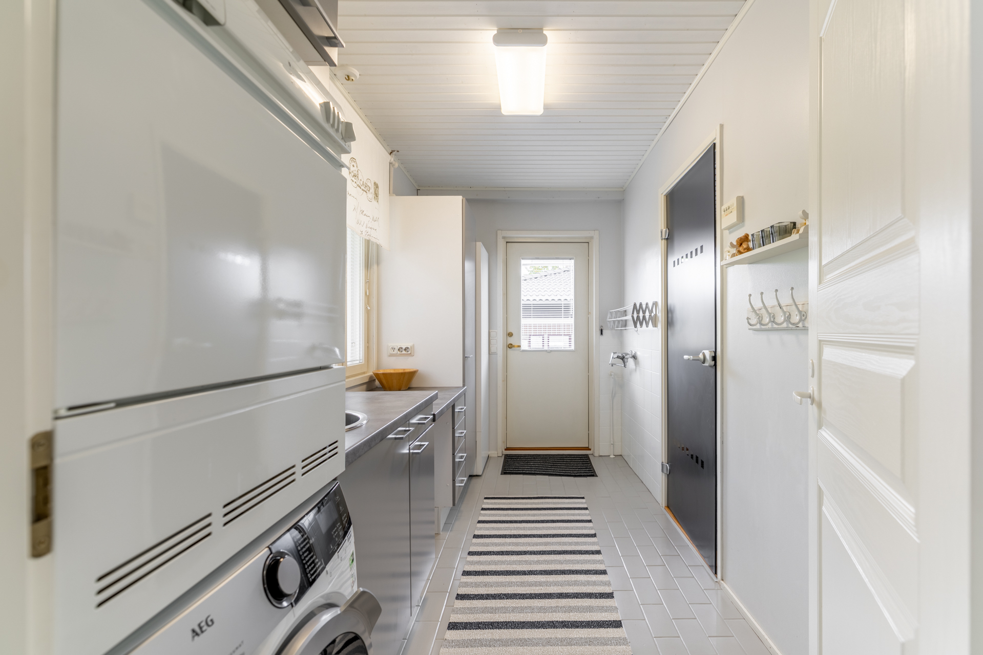 Kodinhoitohuoneesta käynti pihalle