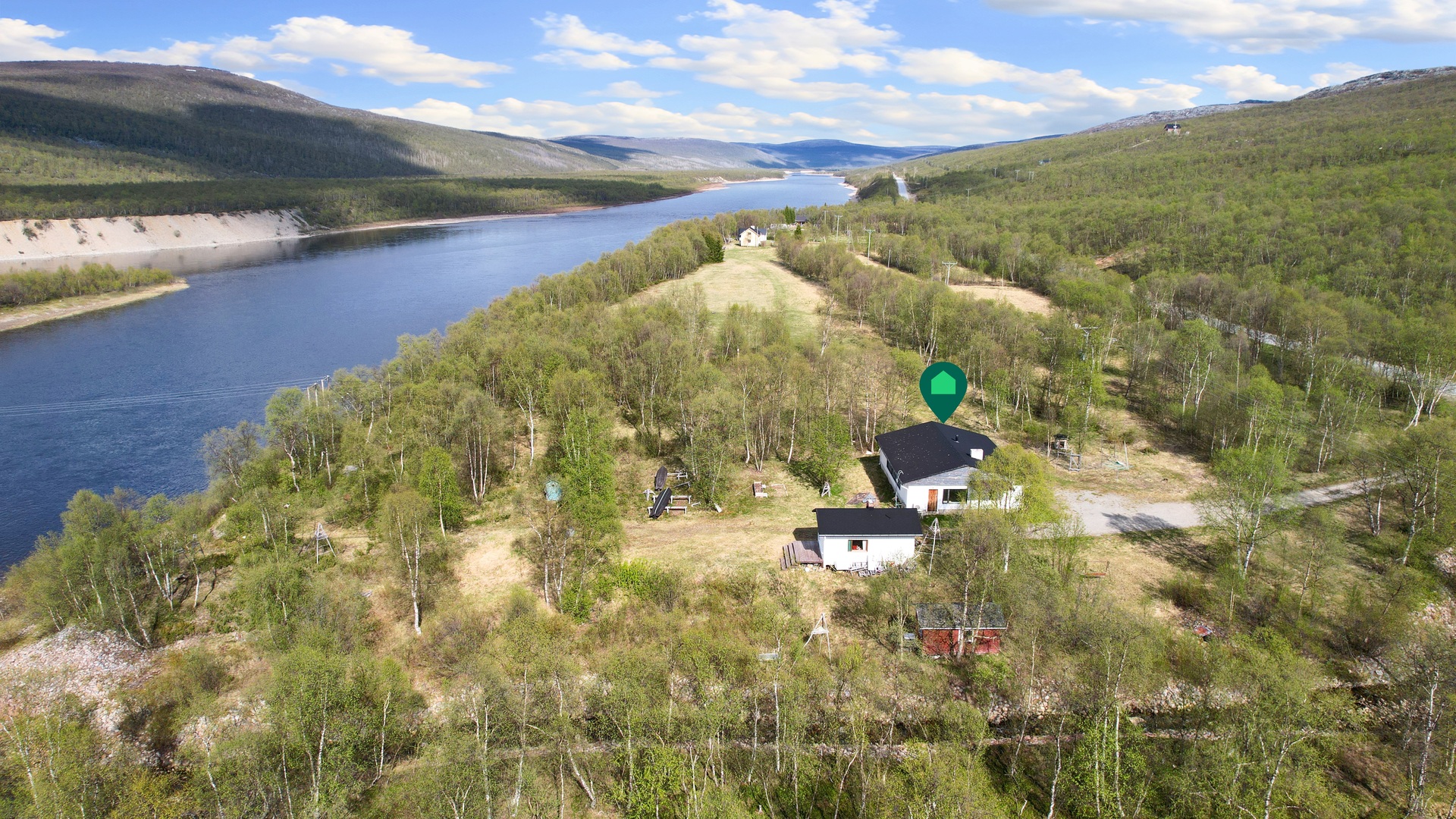 Rauhallinen ja luonnonläheinen sijainti Tenojoen varrella