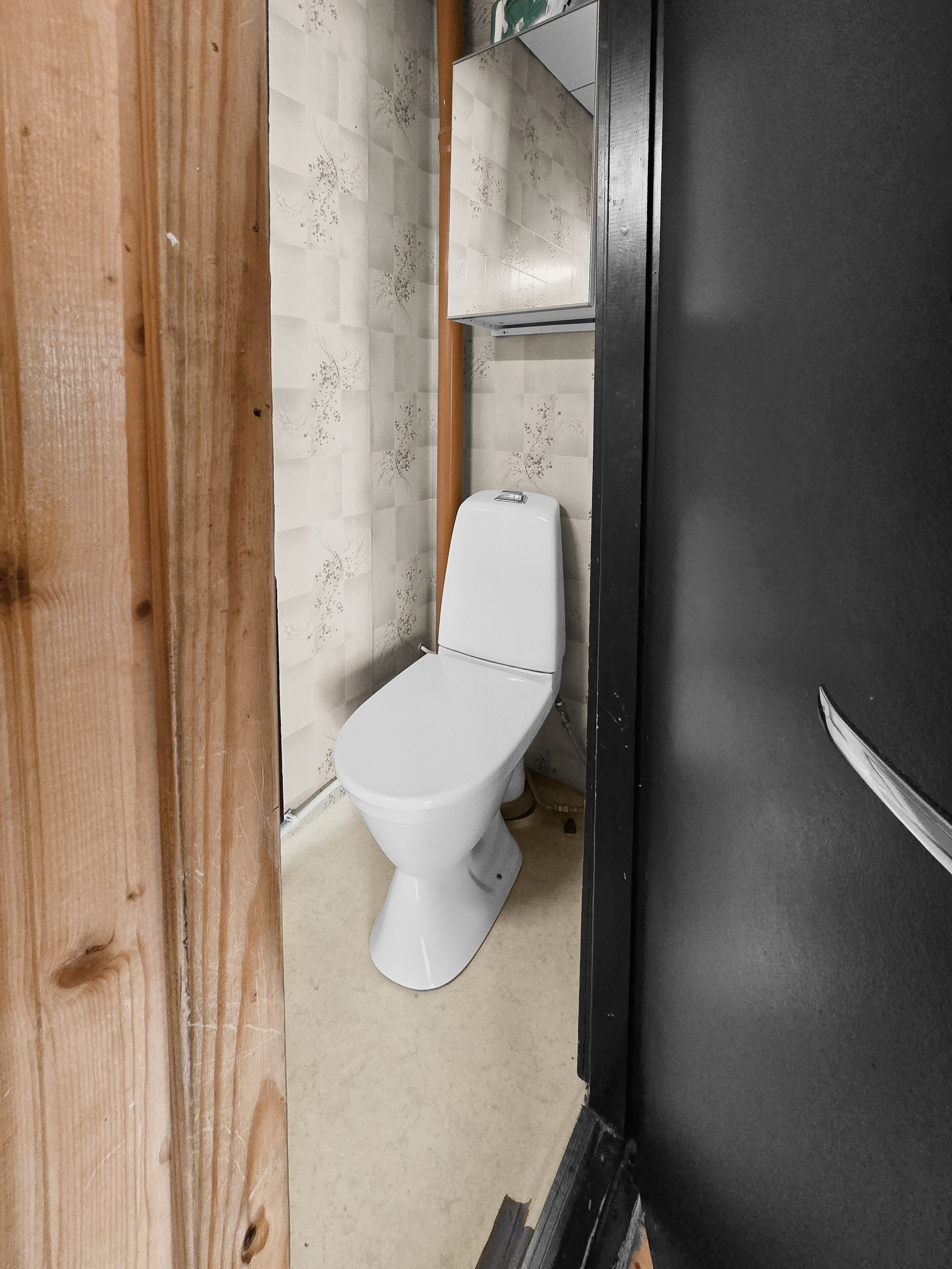 Eteistilasta kulku erilliseen wc:hen