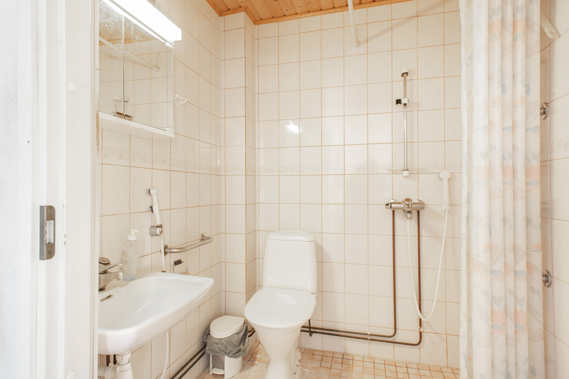 Makuuhuoneiden välissä oleva wc/suihkutila