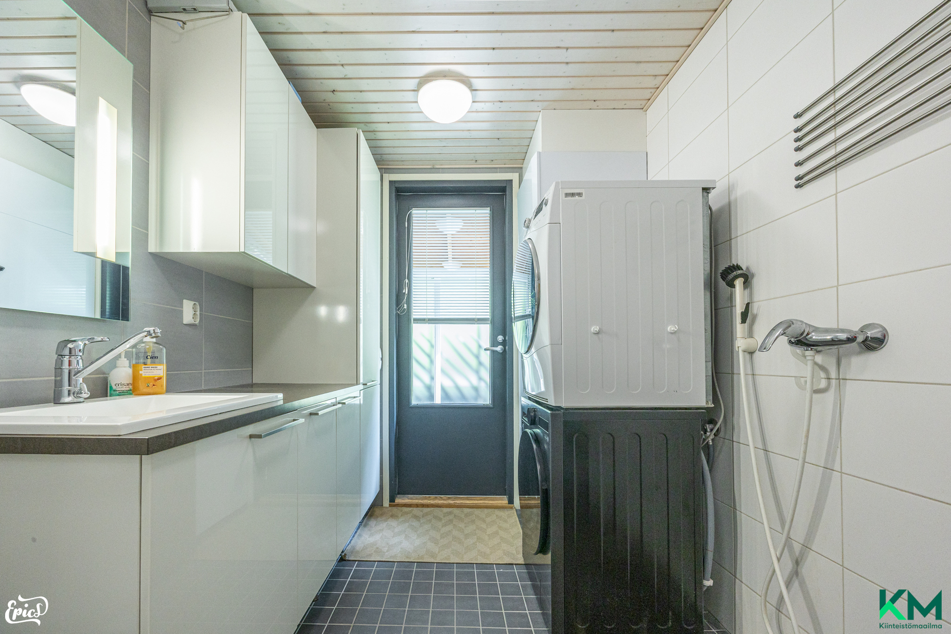 Oma sisäänkäynti kuraeteisellä